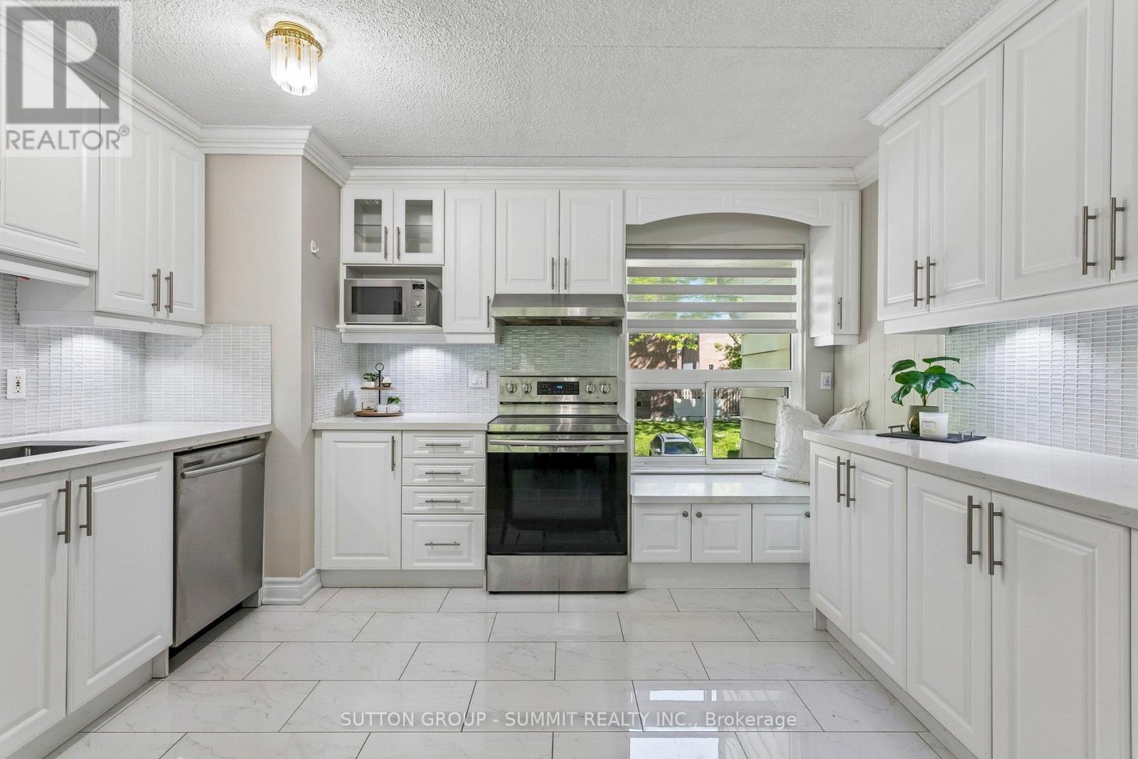 211 - 180 Mississauga Valley Boulevard, Mississauga, Ontario  L5A 3M2 - Photo 3 - W13232532