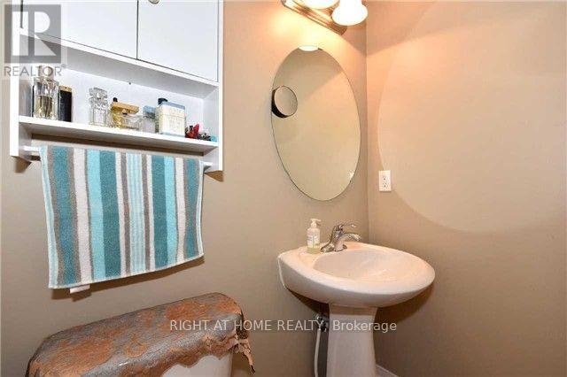 32 Donlevy Crescent, Whitby, Ontario  L1R 0B8 - Photo 5 - E13720864