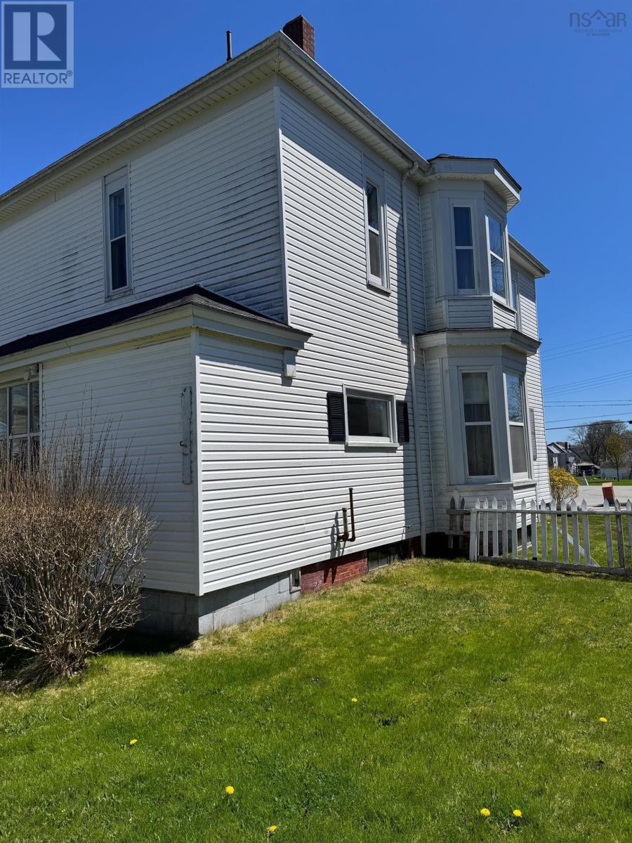 48 Albert Street, Yarmouth, Nova Scotia  B5A 3N6 - Photo 7 - 202603492