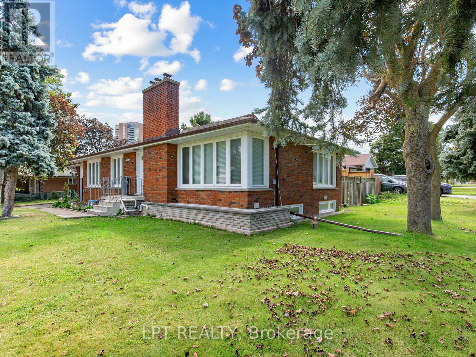 27 Kingsview Boulevard, Toronto, Ontario  M9R 1T5 - Photo 2 - W13711134