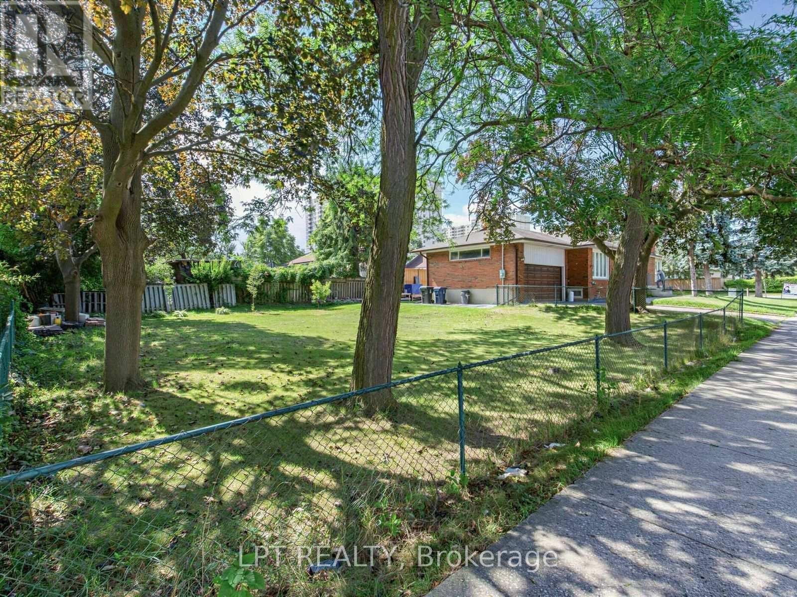 27 Kingsview Boulevard, Toronto, Ontario  M9R 1T5 - Photo 3 - W13711134