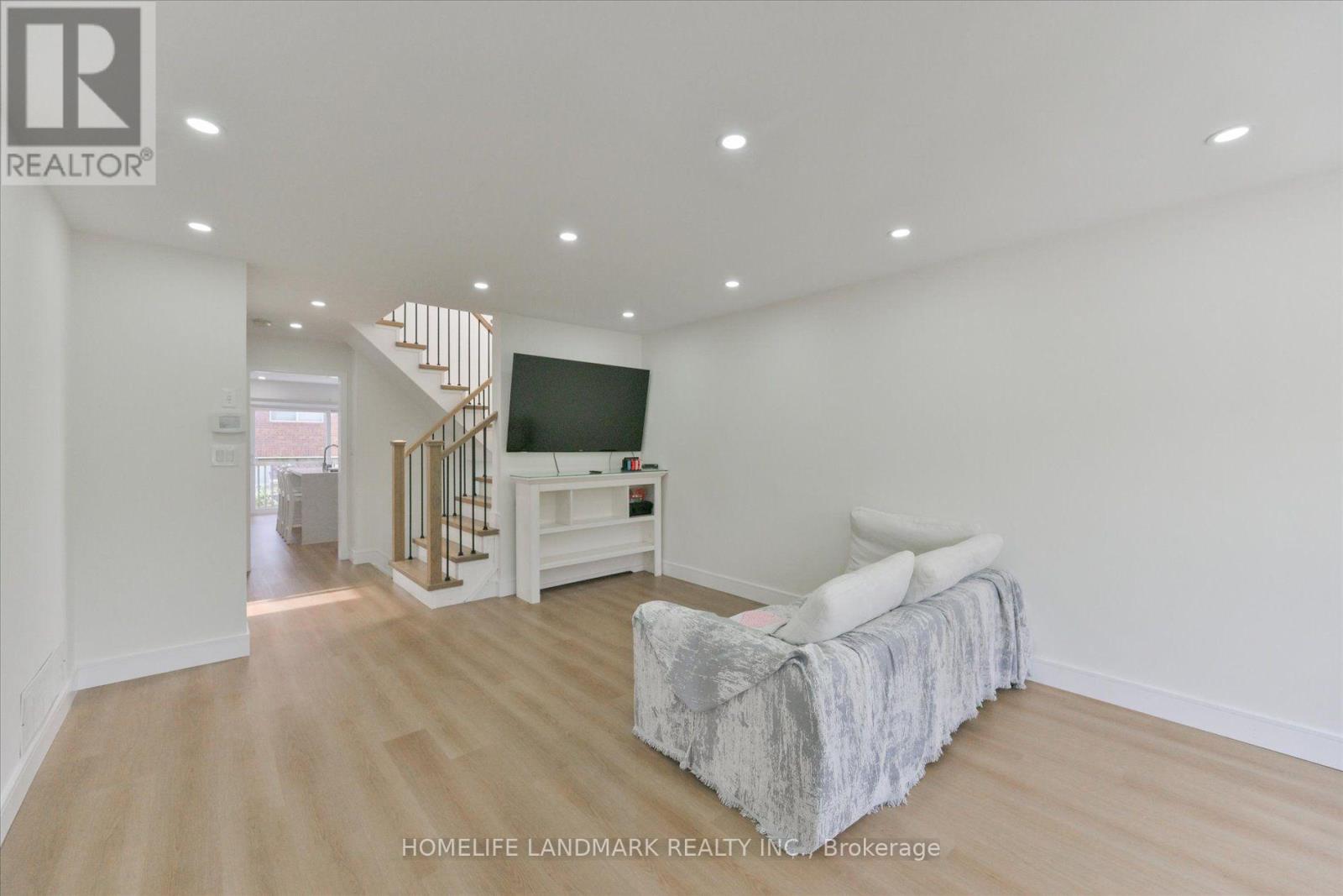 5415 Rochelle Way, Mississauga, Ontario  L5N 7Y2 - Photo 5 - W13721036