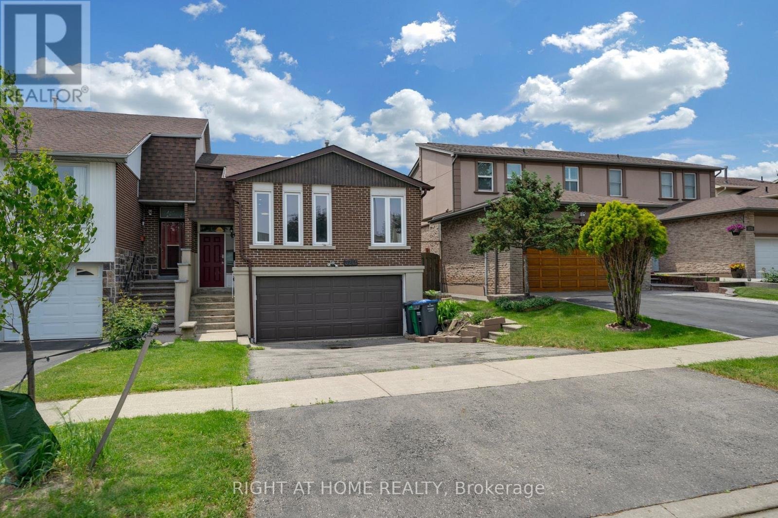 3241 Mccarthy Court, Mississauga, Ontario  L4Y 3Z4 - Photo 3 - W13721040