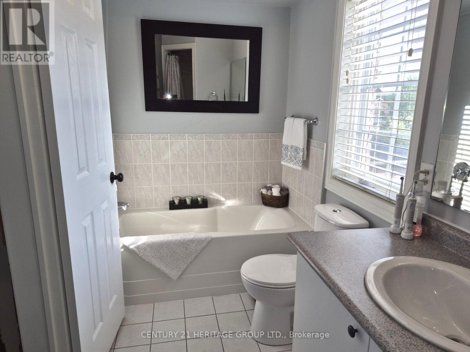 18 Yorktown Place, Georgina, Ontario  L4P 0A4 - Photo 11 - N13721144