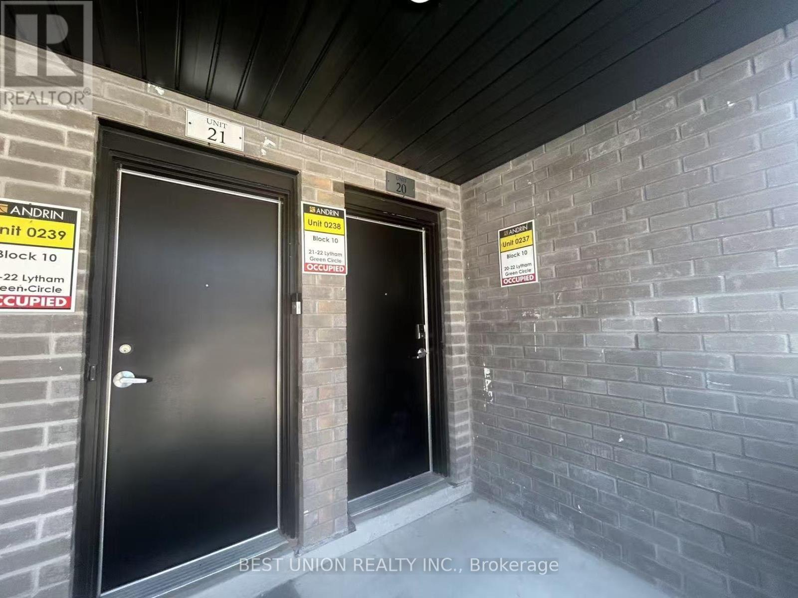 20 - 22 Lytham Green Circle, Newmarket, Ontario  L3Y 0H3 - Photo 2 - N13721228