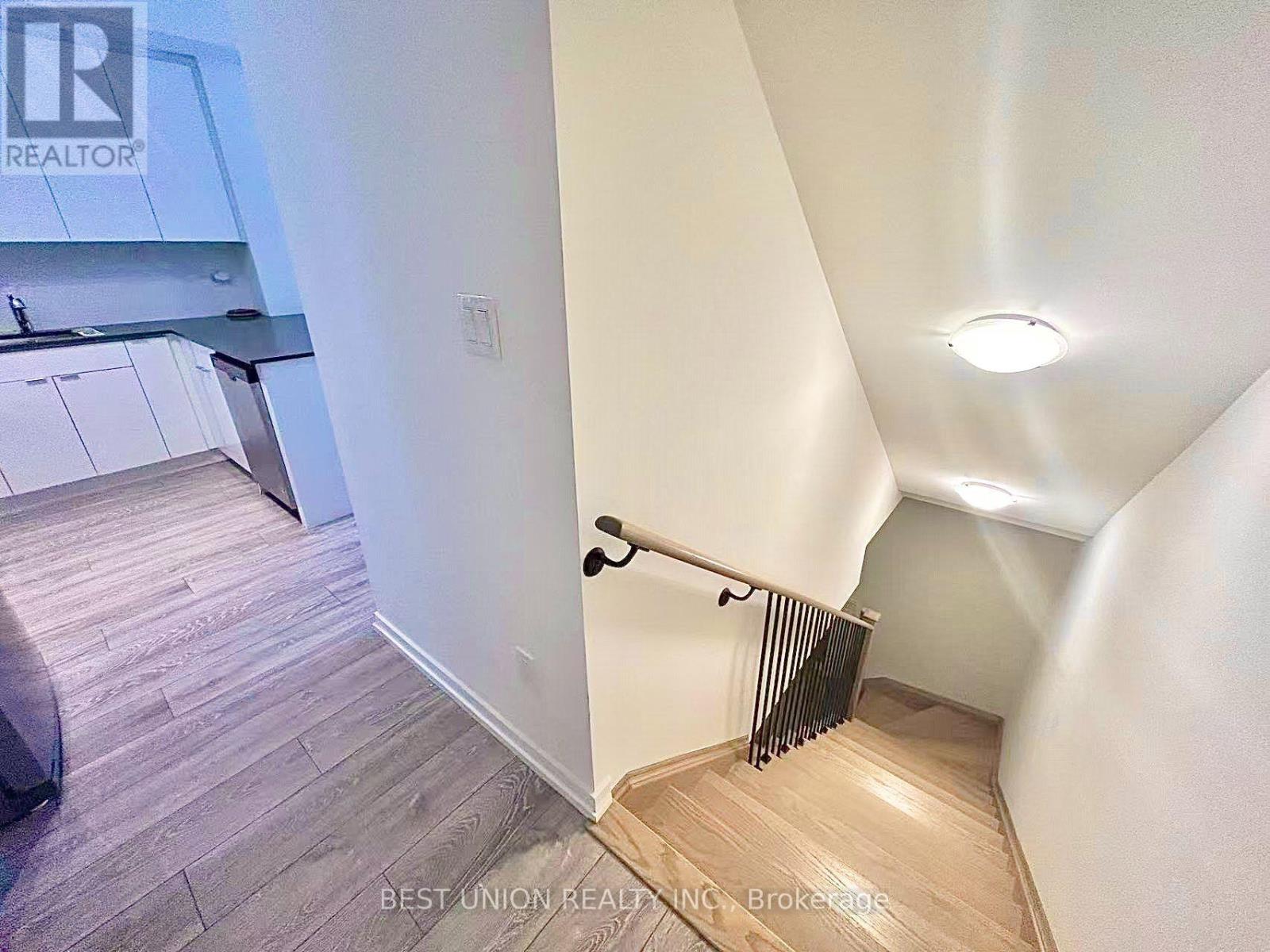 20 - 22 Lytham Green Circle, Newmarket, Ontario  L3Y 0H3 - Photo 4 - N13721228