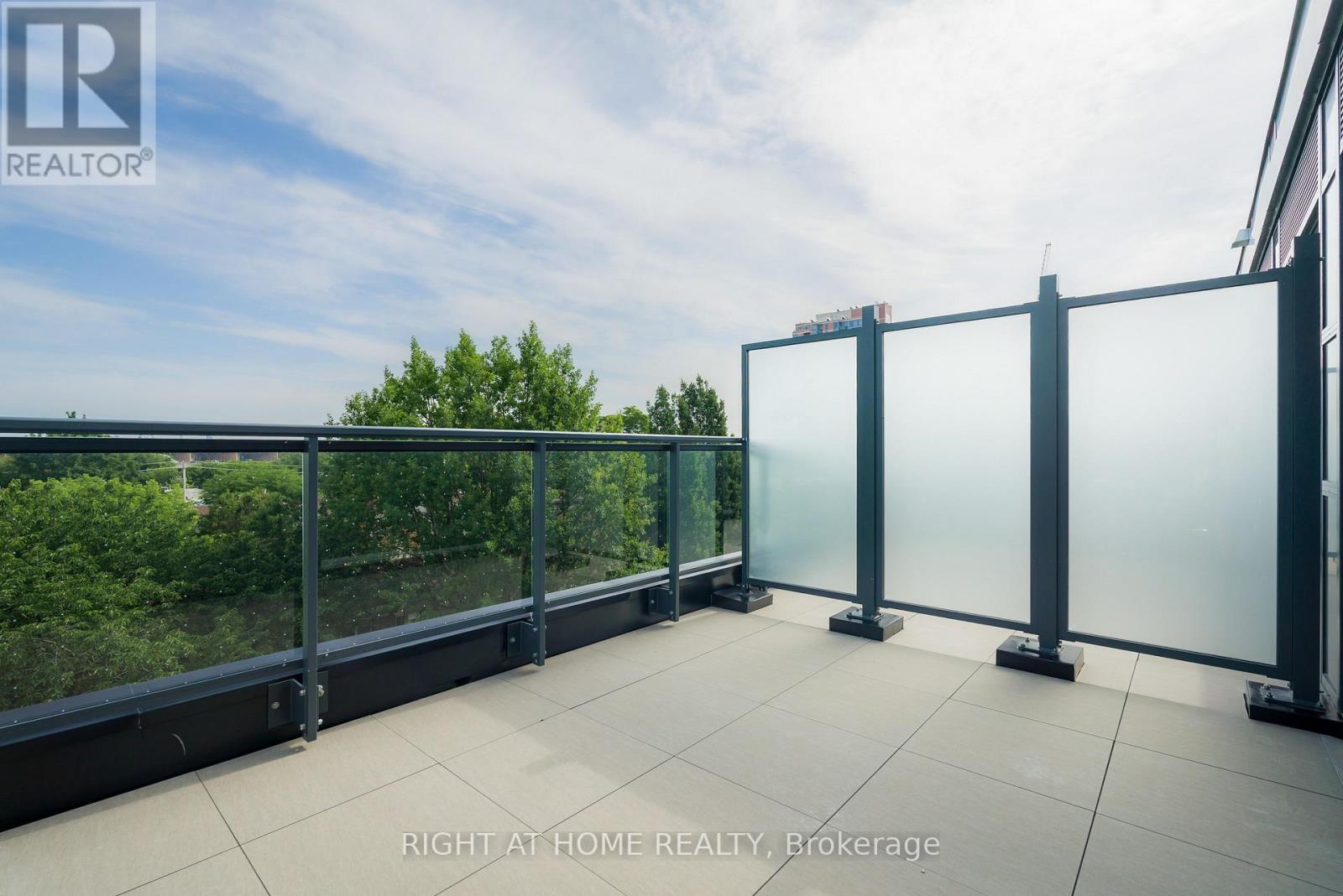 408 - 2946 DUNDAS STREET W