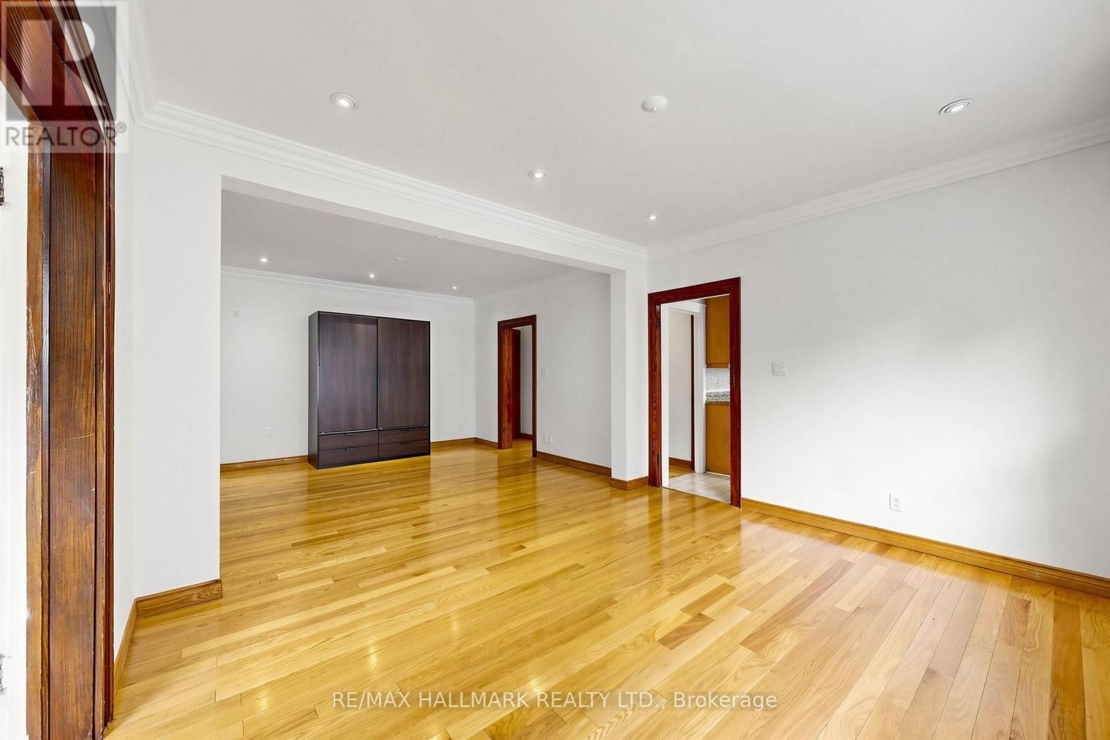 Main - 166 Cambridge Avenue, Toronto, Ontario  M4K 2L9 - Photo 10 - E13721406