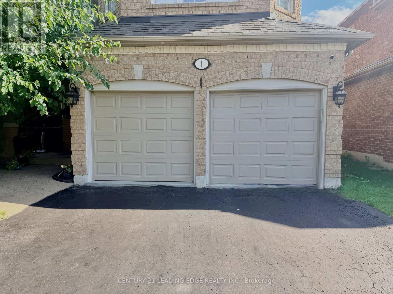 1 Castle Green Drive, Whitby, Ontario  L1R 2P9 - Photo 4 - E13721486