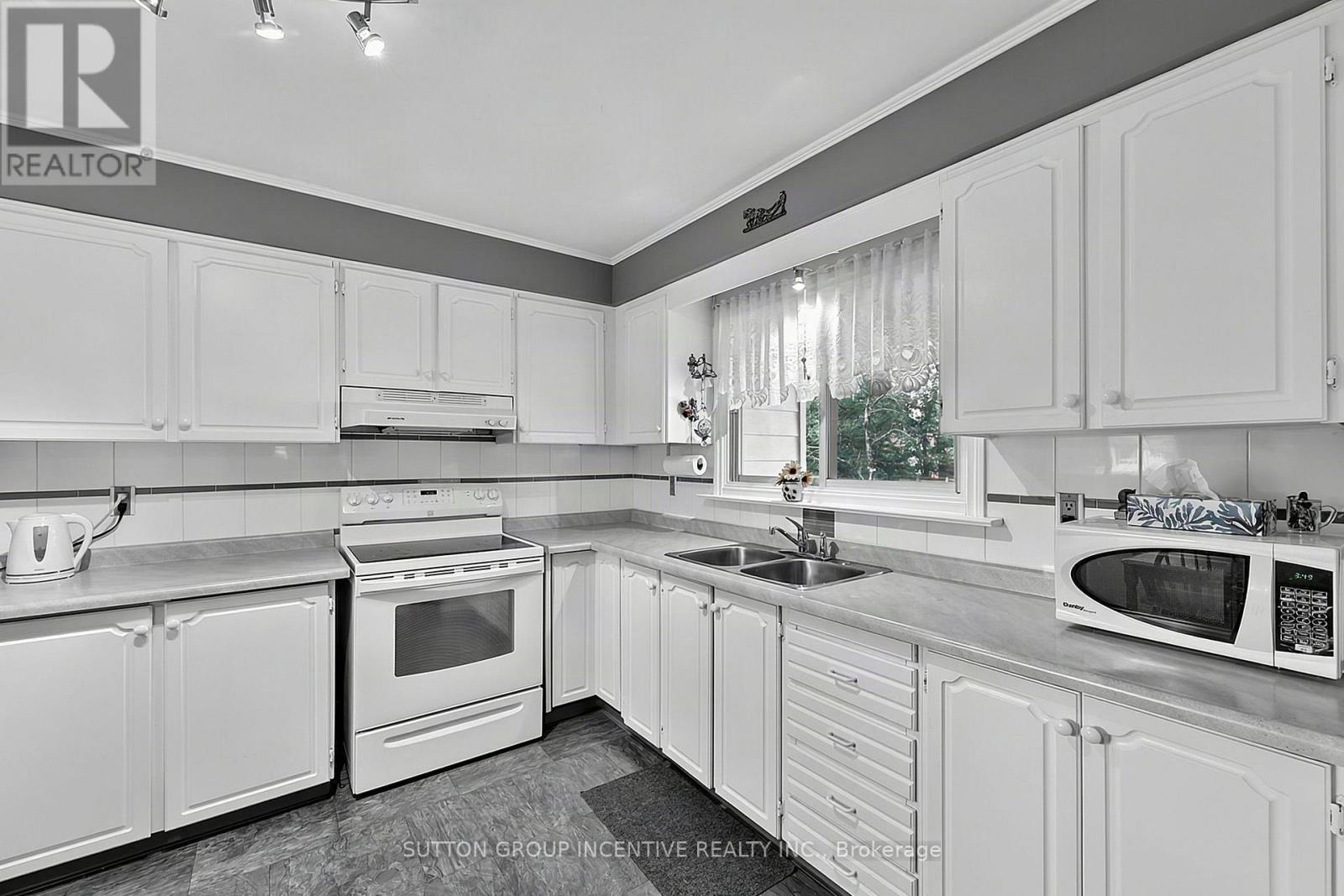 1006 Lebanon Drive, Innisfil, Ontario  L9S 2B7 - Photo 14 - N13721492