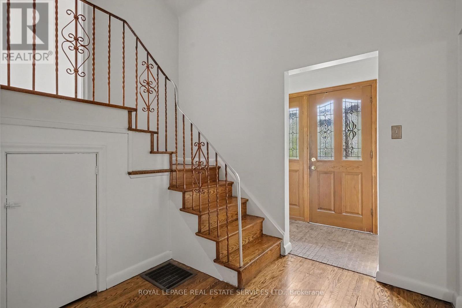 647 Burnhamthorpe Road, Toronto, Ontario  M9C 2Z1 - Photo 5 - W13721496