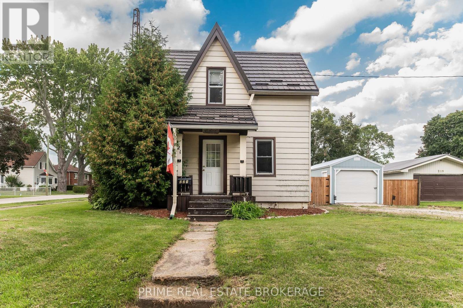 221 Third Street, West Elgin, Ontario  N0L 2C0 - Photo 2 - X13721564