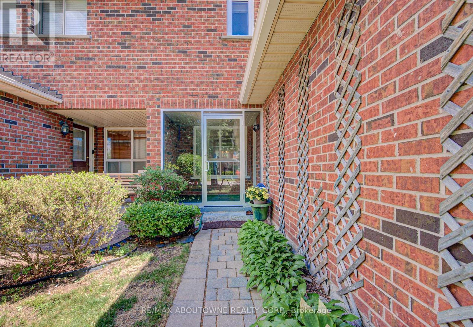 1140 Avondale Drive, Oakville, Ontario  L6H 5L3 - Photo 3 - W13721584