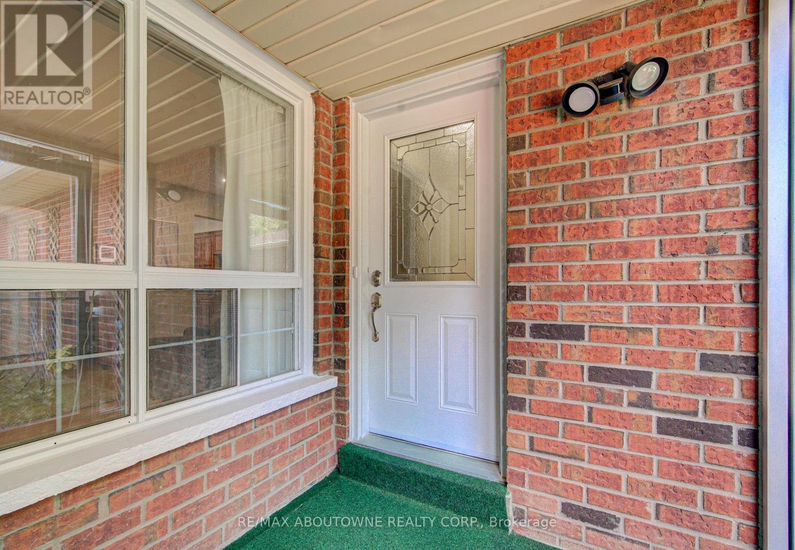 1140 Avondale Drive, Oakville, Ontario  L6H 5L3 - Photo 4 - W13721584