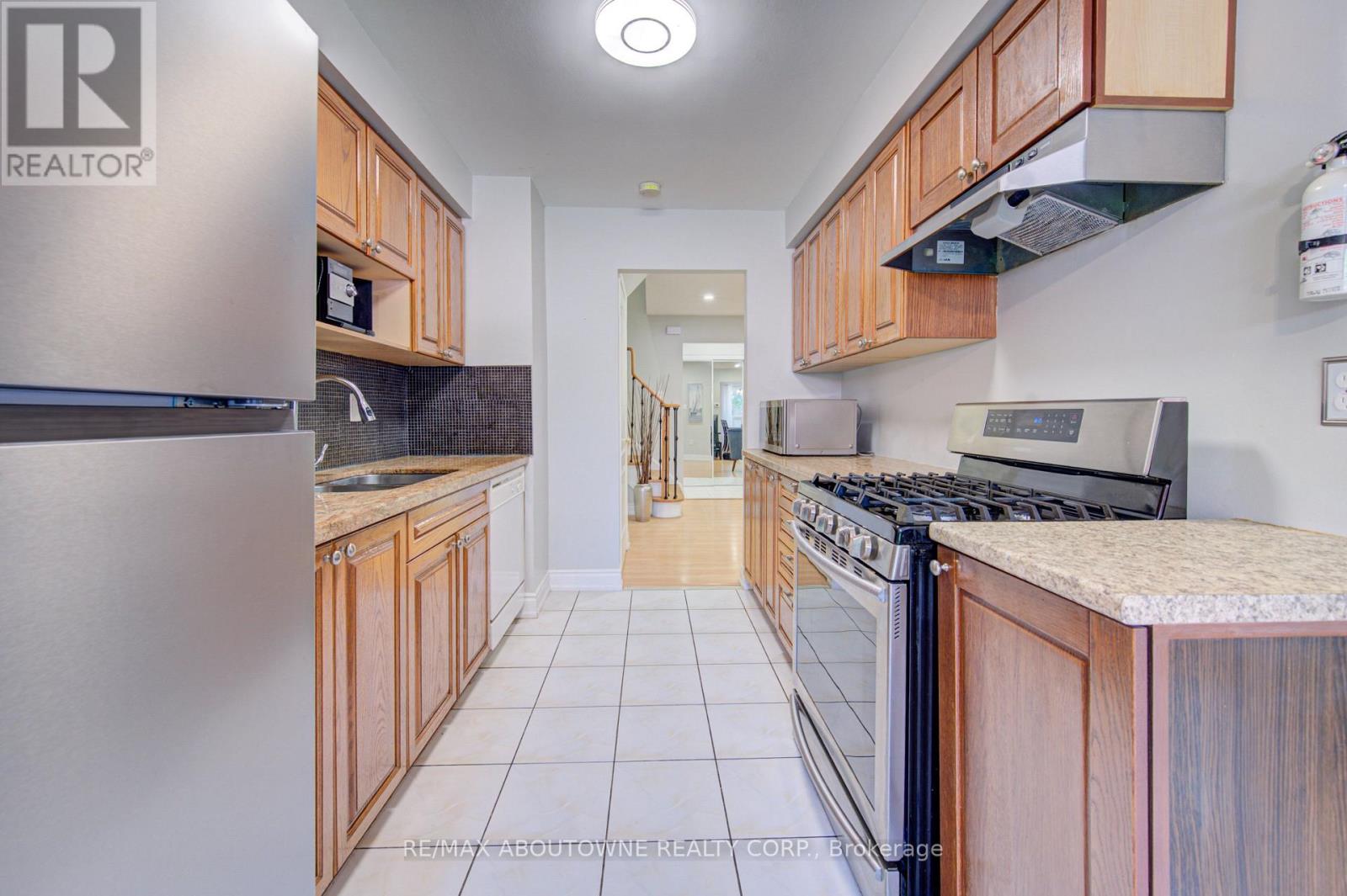 1140 Avondale Drive, Oakville, Ontario  L6H 5L3 - Photo 6 - W13721584