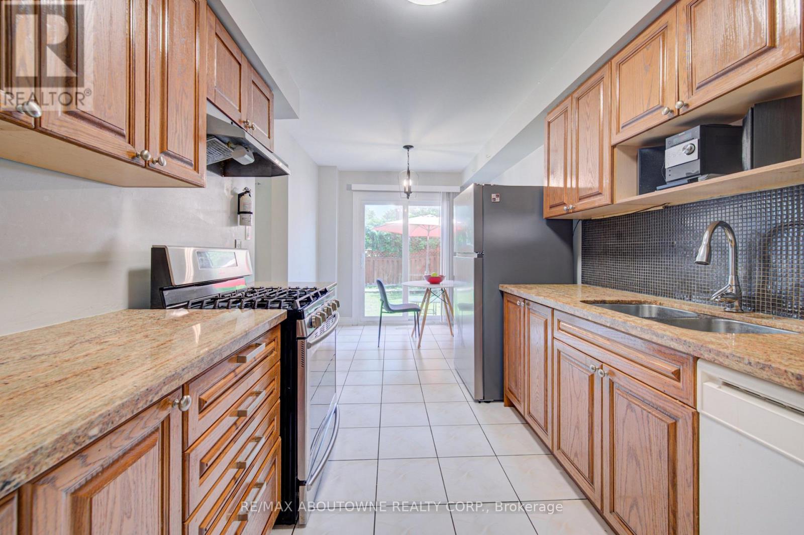 1140 Avondale Drive, Oakville, Ontario  L6H 5L3 - Photo 7 - W13721584