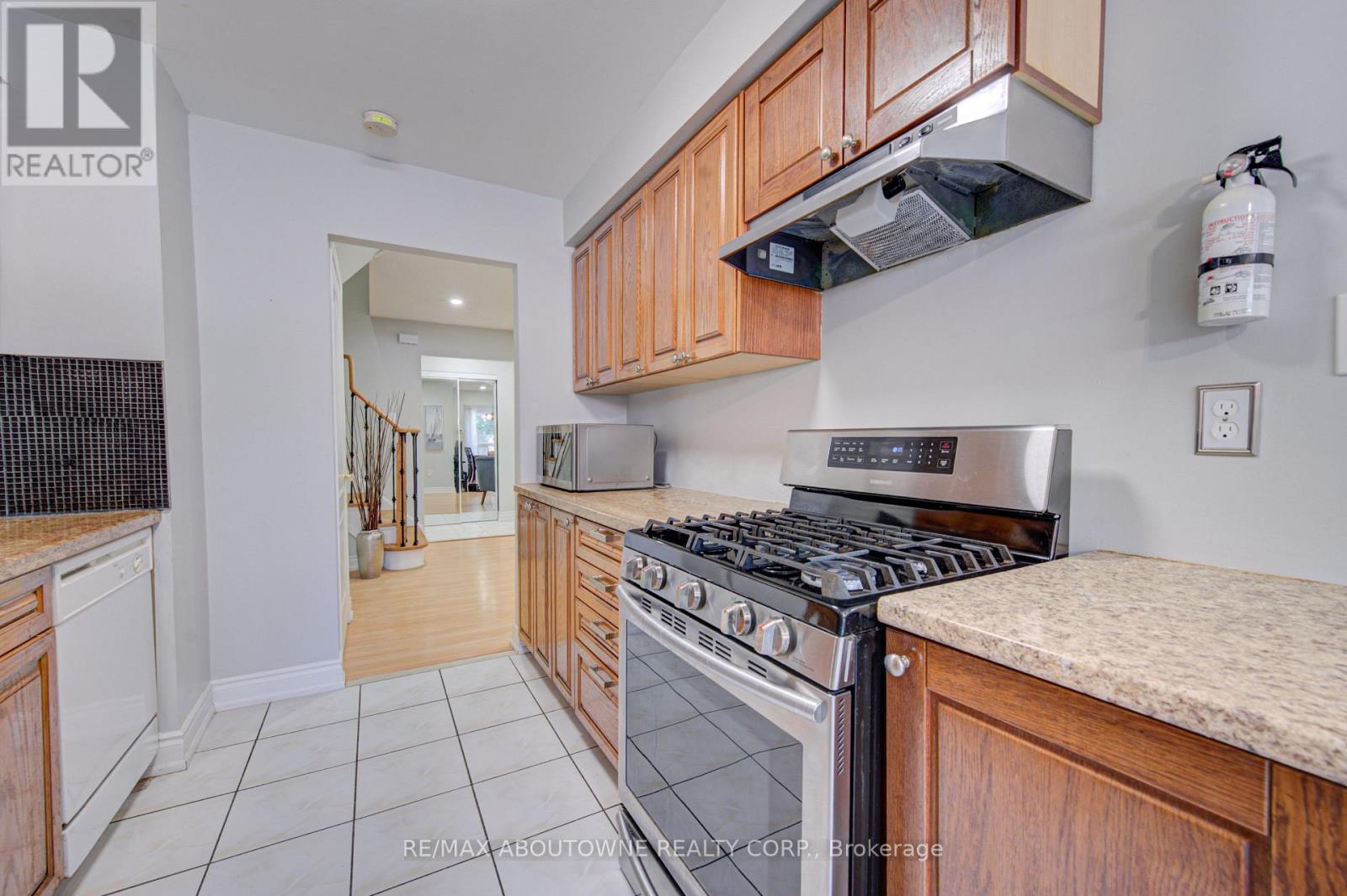 1140 Avondale Drive, Oakville, Ontario  L6H 5L3 - Photo 8 - W13721584