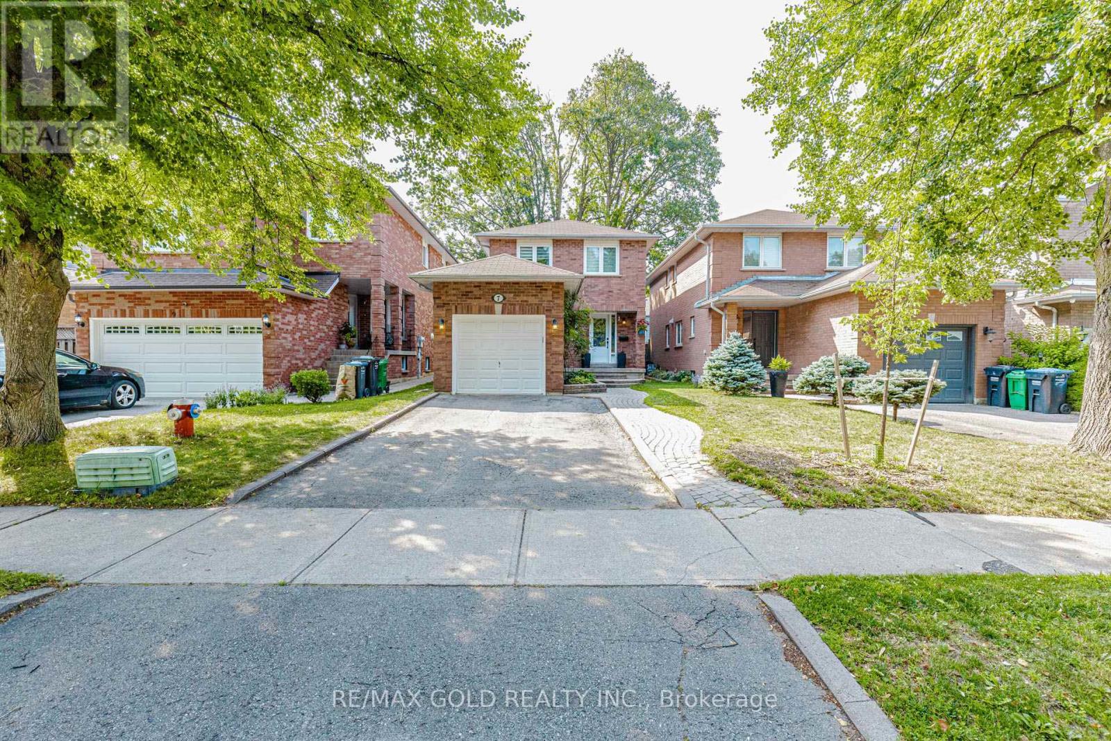 7 CLIPSTONE COURT, Brampton, Ontario