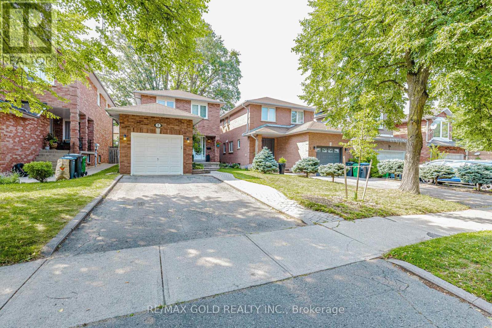 7 Clipstone Court, Brampton, Ontario  L6X 4J4 - Photo 2 - W13721588