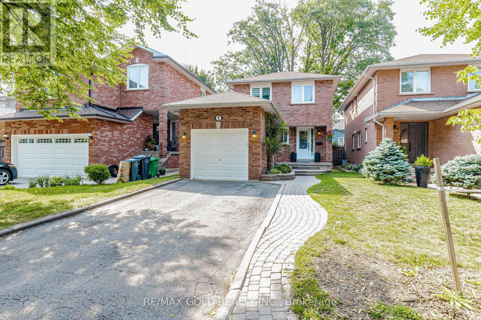 7 Clipstone Court, Brampton, Ontario  L6X 4J4 - Photo 3 - W13721588