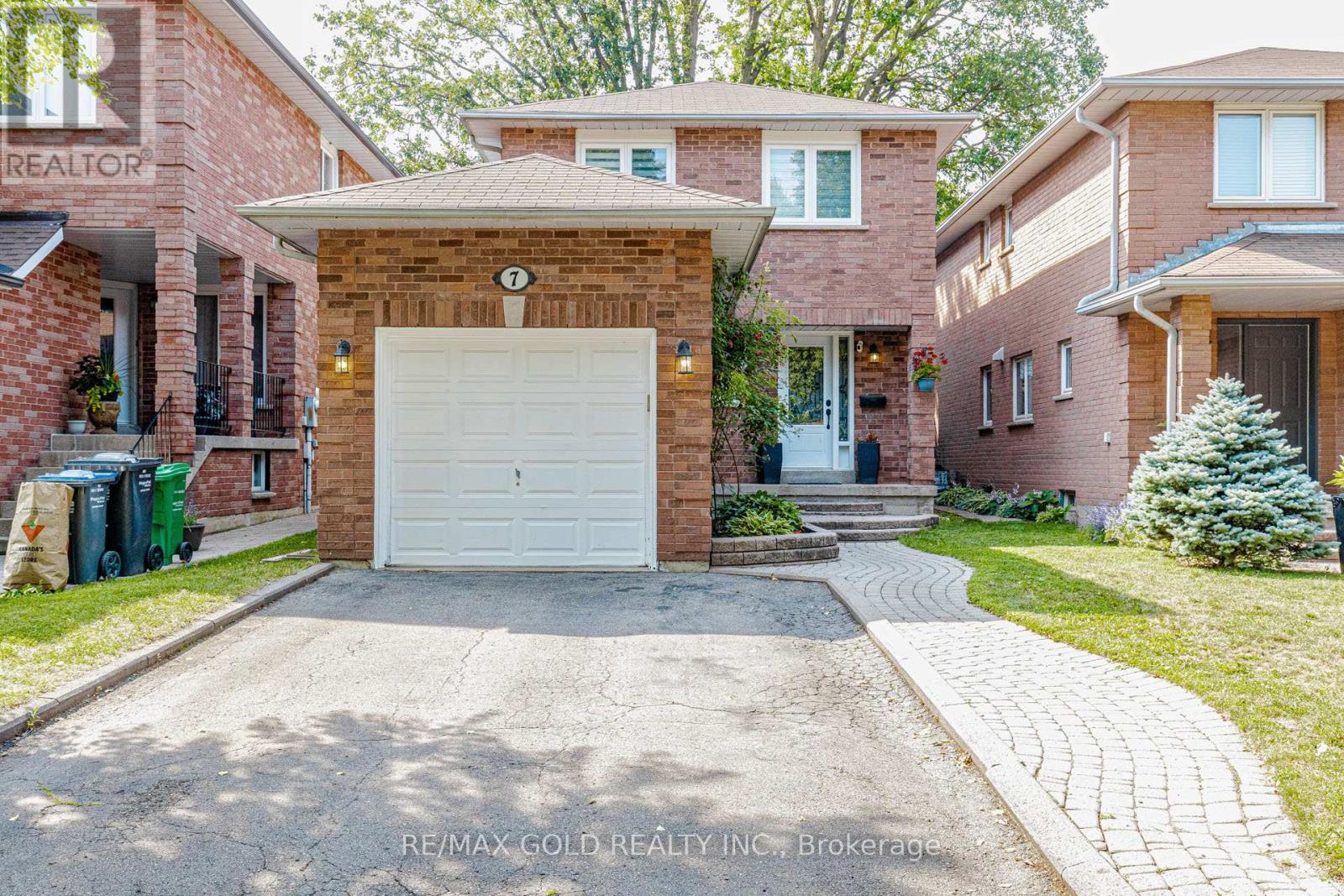 7 Clipstone Court, Brampton, Ontario  L6X 4J4 - Photo 4 - W13721588