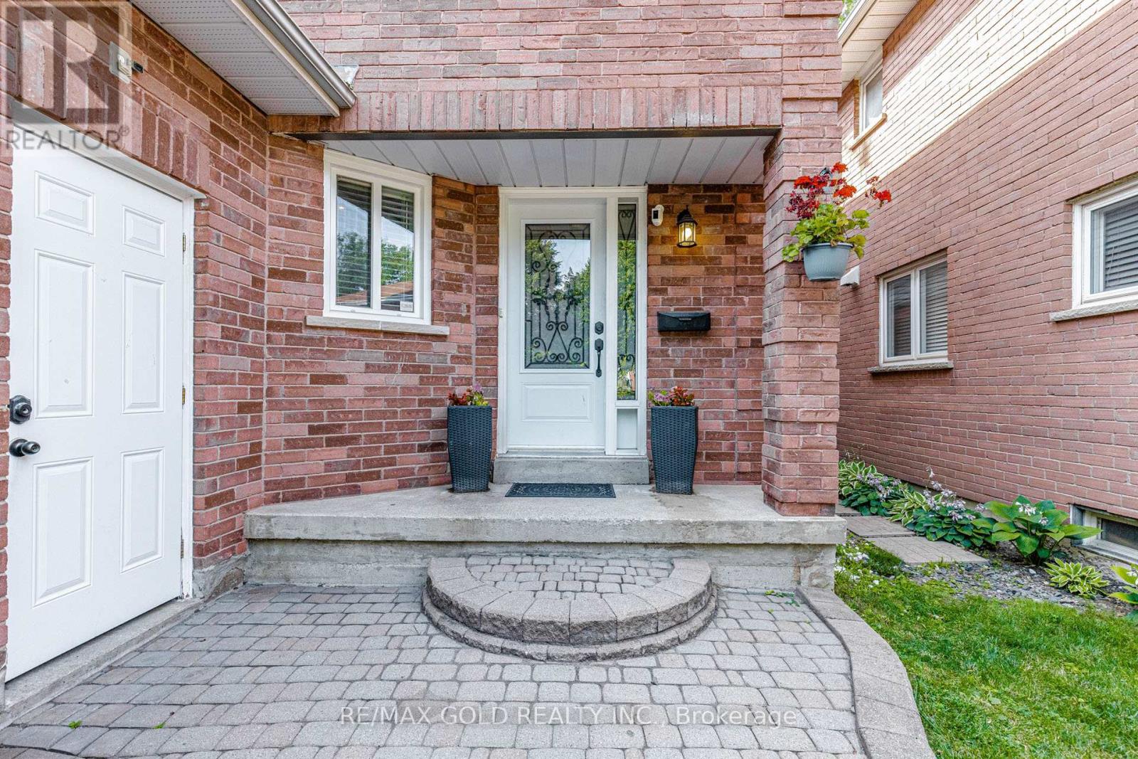 7 Clipstone Court, Brampton, Ontario  L6X 4J4 - Photo 6 - W13721588