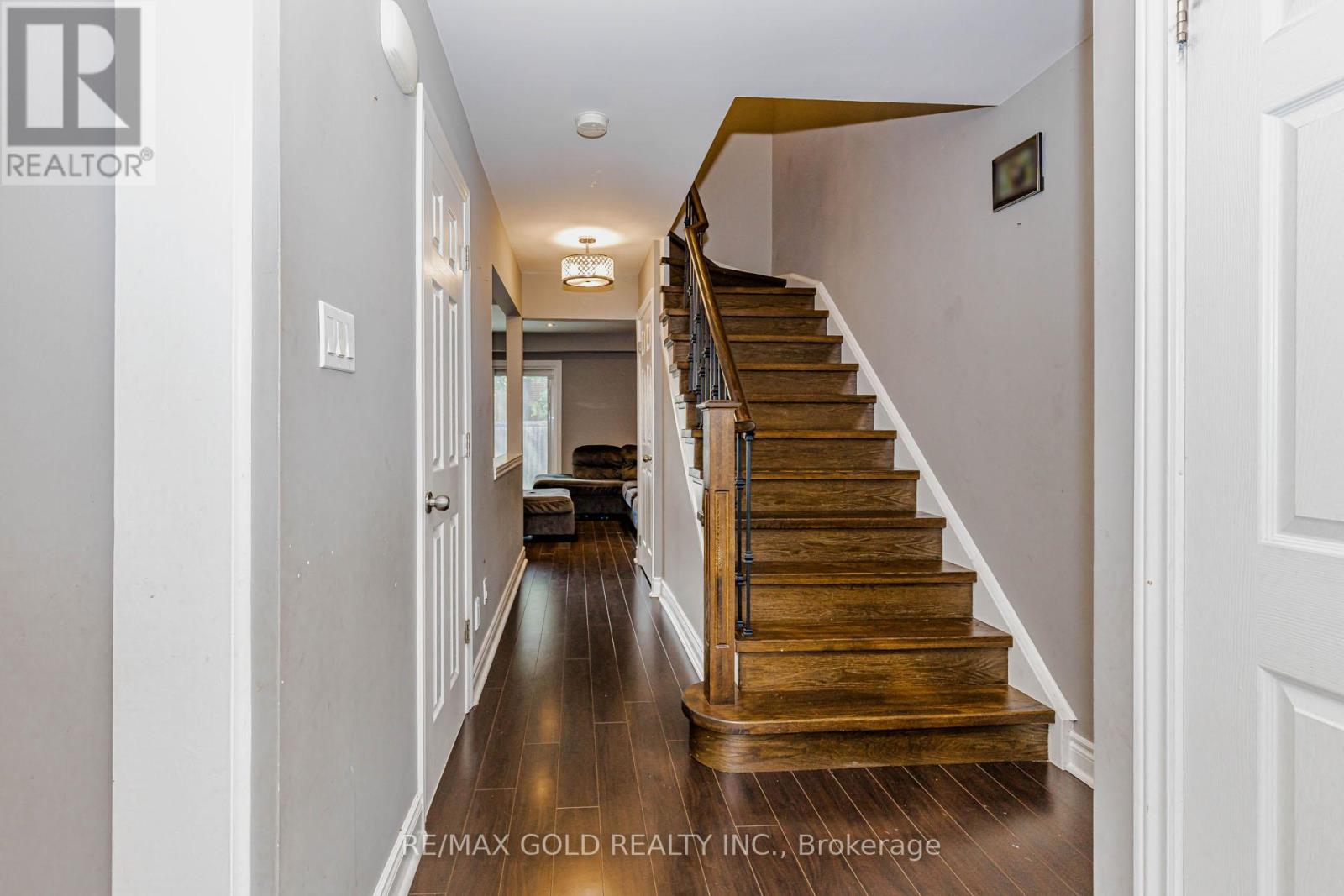 7 Clipstone Court, Brampton, Ontario  L6X 4J4 - Photo 8 - W13721588