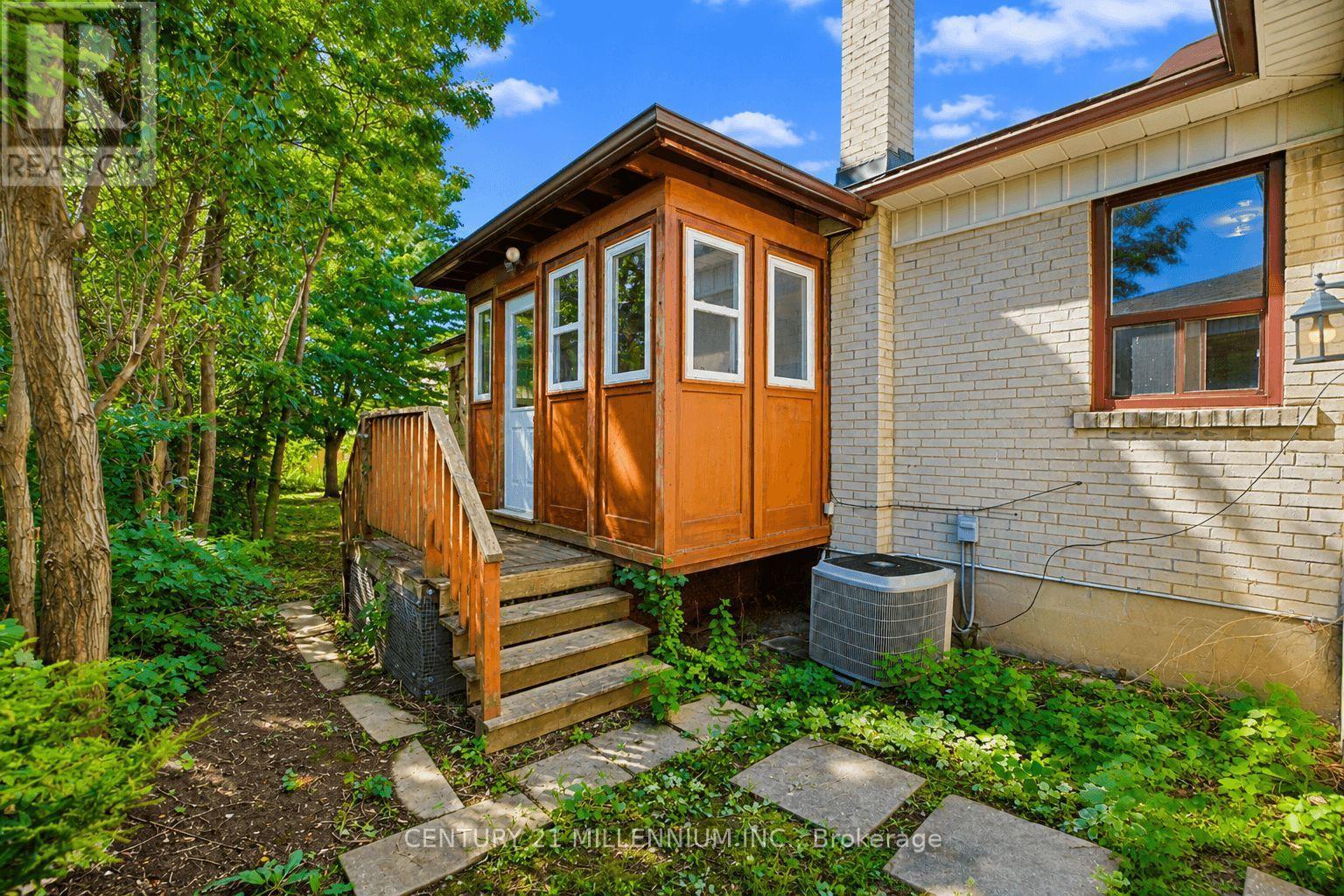 169 Ranee Avenue, Toronto, Ontario  M6A 1N3 - Photo 33 - C13721736