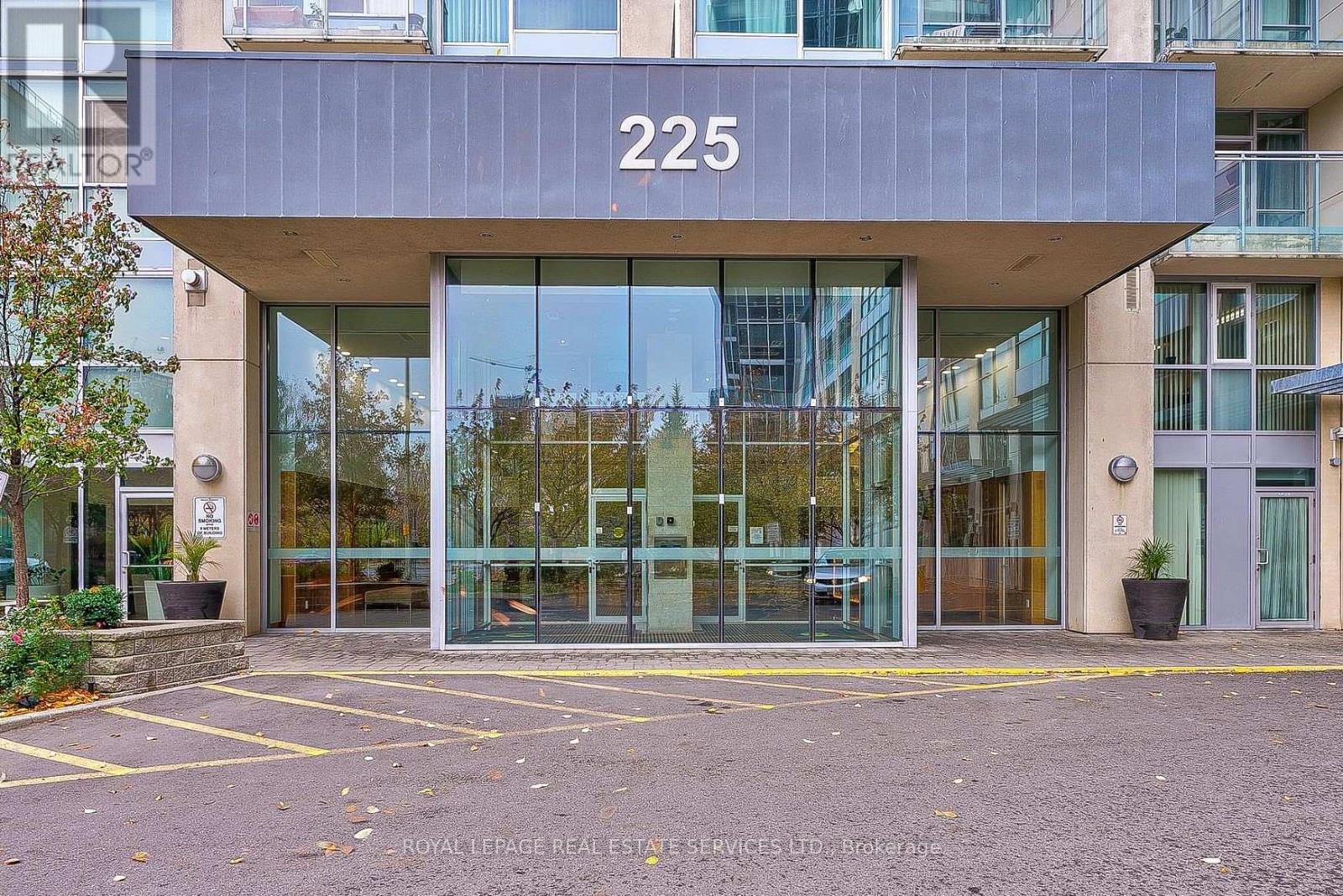1008 - 225 Webb Drive, Mississauga, Ontario  L5B 4P2 - Photo 2 - W13721742