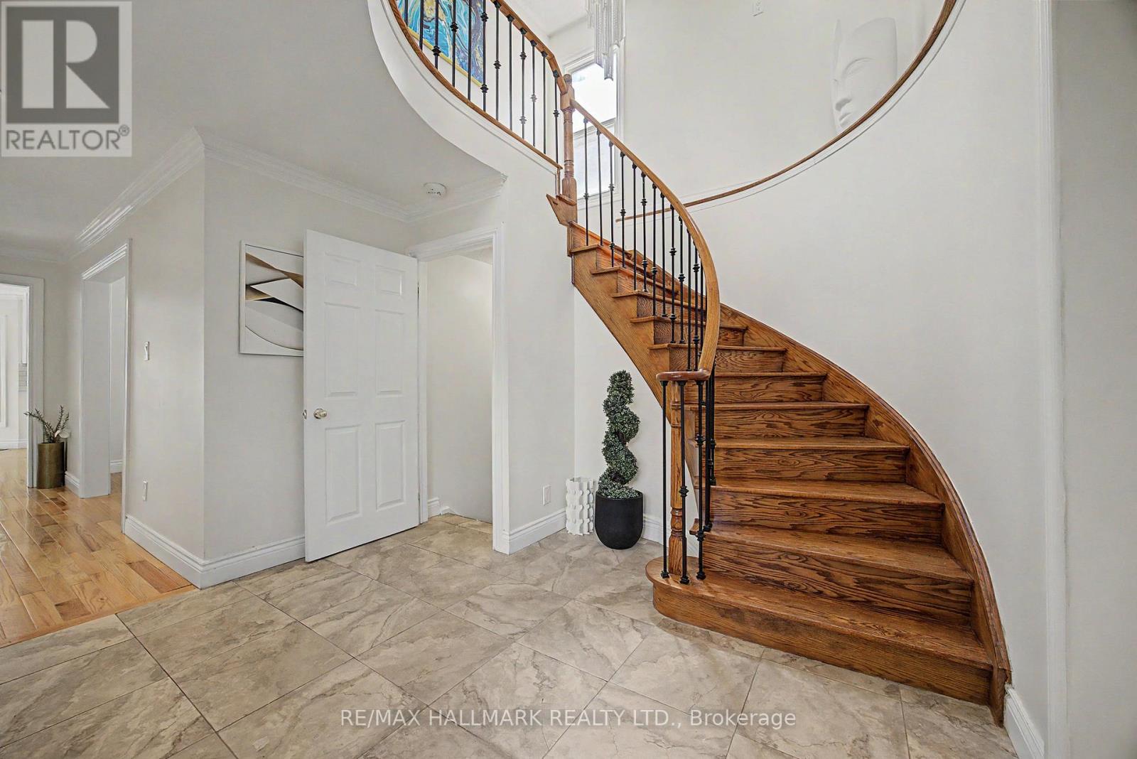 329 Kingsbridge Garden Circle, Mississauga, Ontario  L5R 1K9 - Photo 4 - W13721746