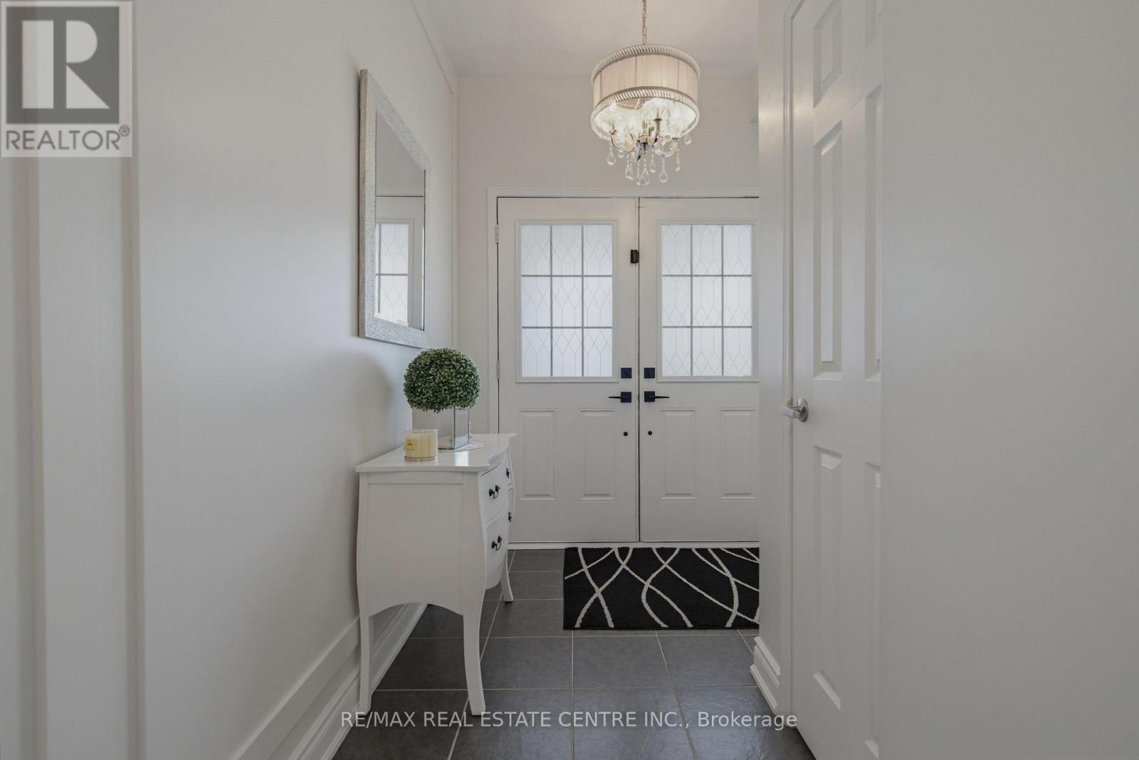 16 Gulfbrook Circle, Brampton, Ontario  L6Z 0G4 - Photo 2 - W13721750
