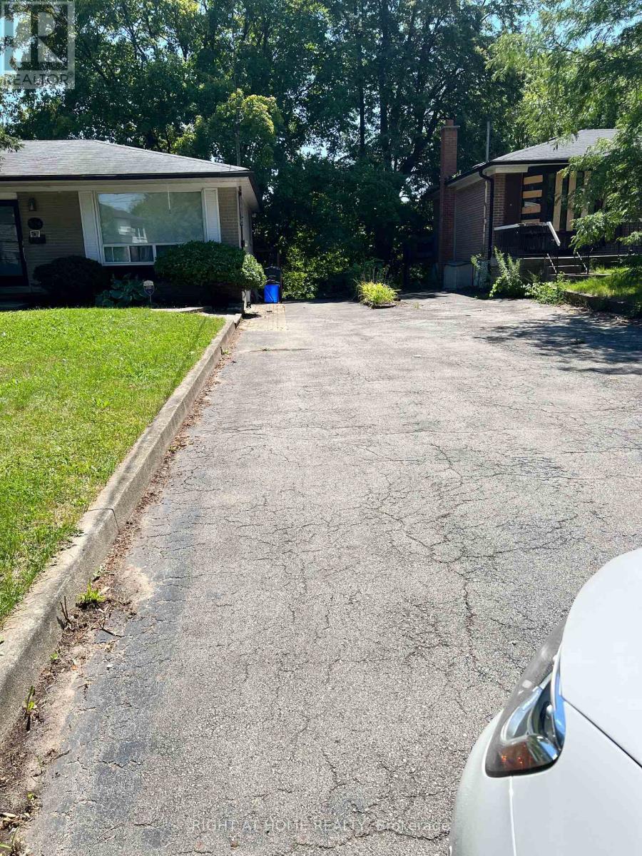 Upper - 508 Stafford Drive, Oakville, Ontario  L6L 4M5 - Photo 2 - W13721850