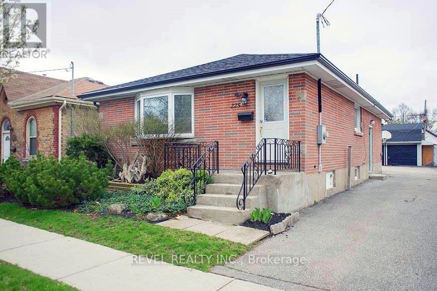 MAIN - 225 CHATHAM STREET, Brantford, Ontario