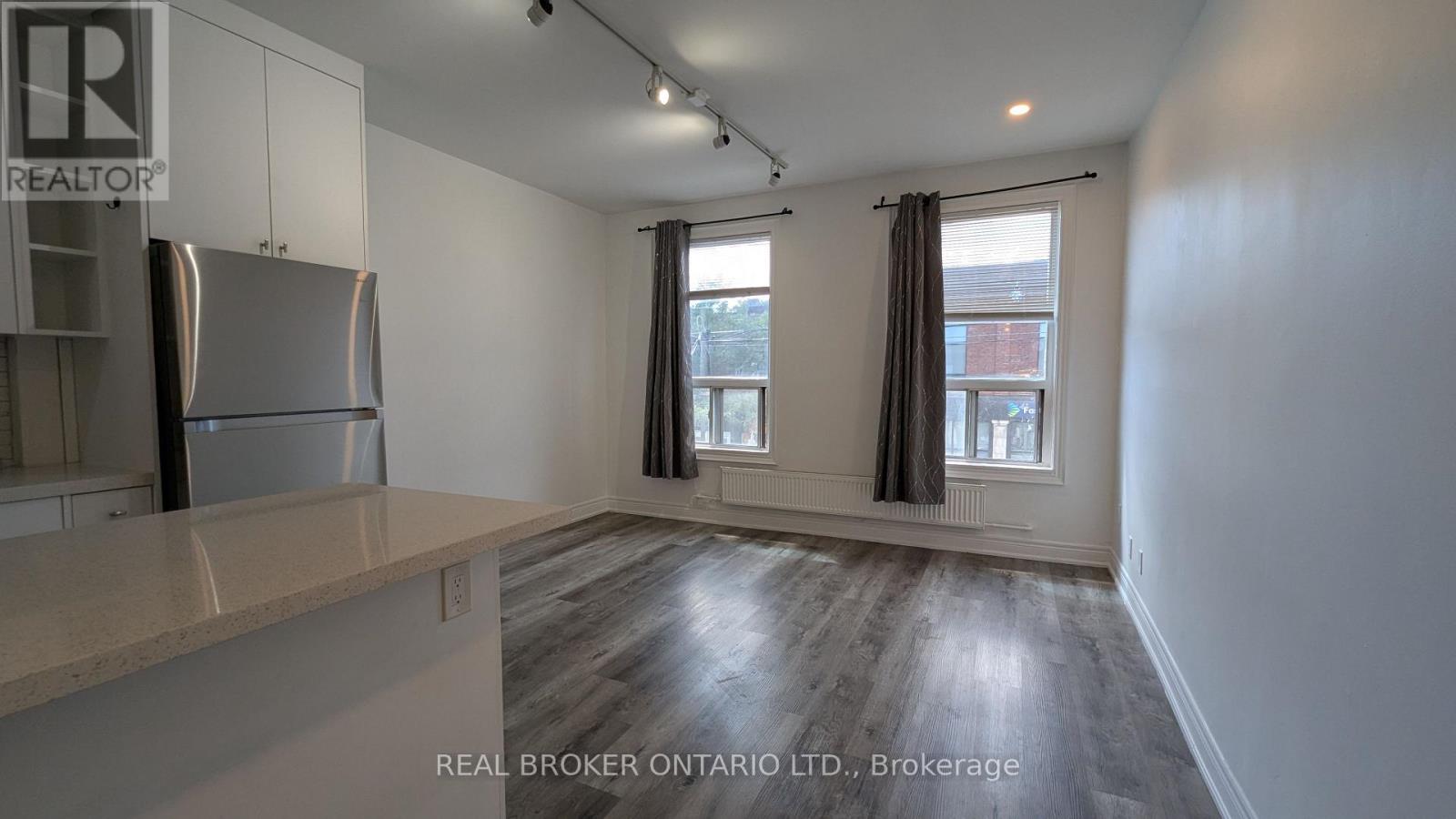4 - 2199 Gerrard Street E, Toronto, Ontario  M4E 2C6 - Photo 2 - E13504220