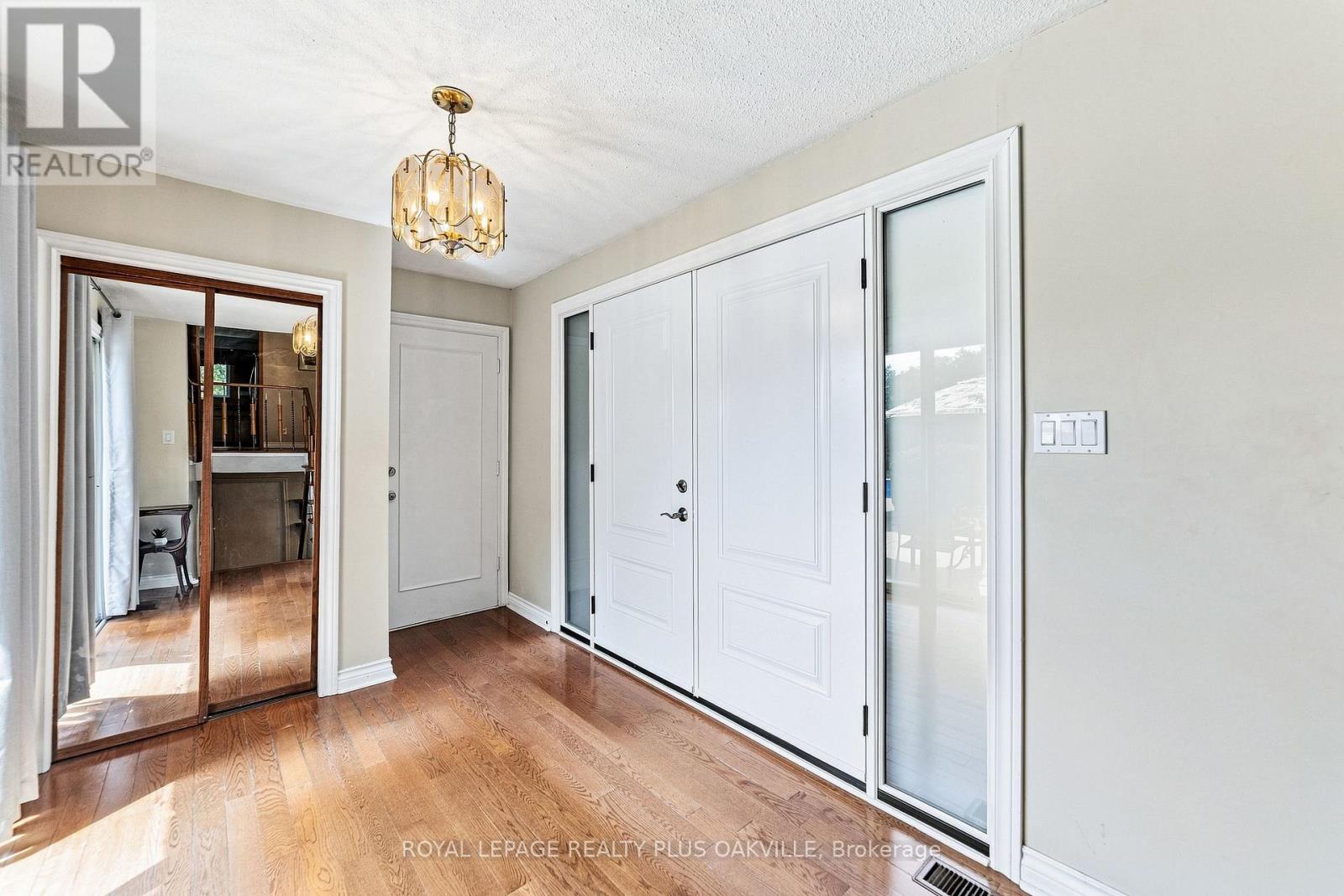 244 Willowridge Court, Oakville, Ontario  L6L 5J2 - Photo 5 - W13721950