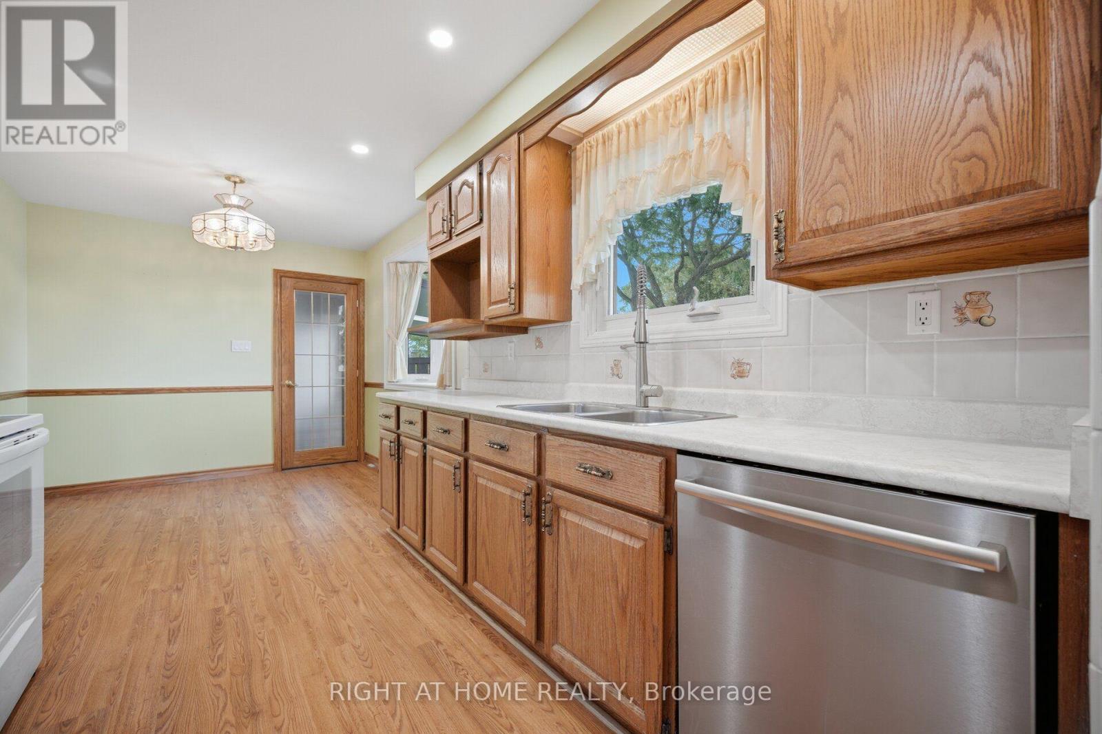2035 Carleton Court, Burlington, Ontario  L7P 3S6 - Photo 12 - W13721966