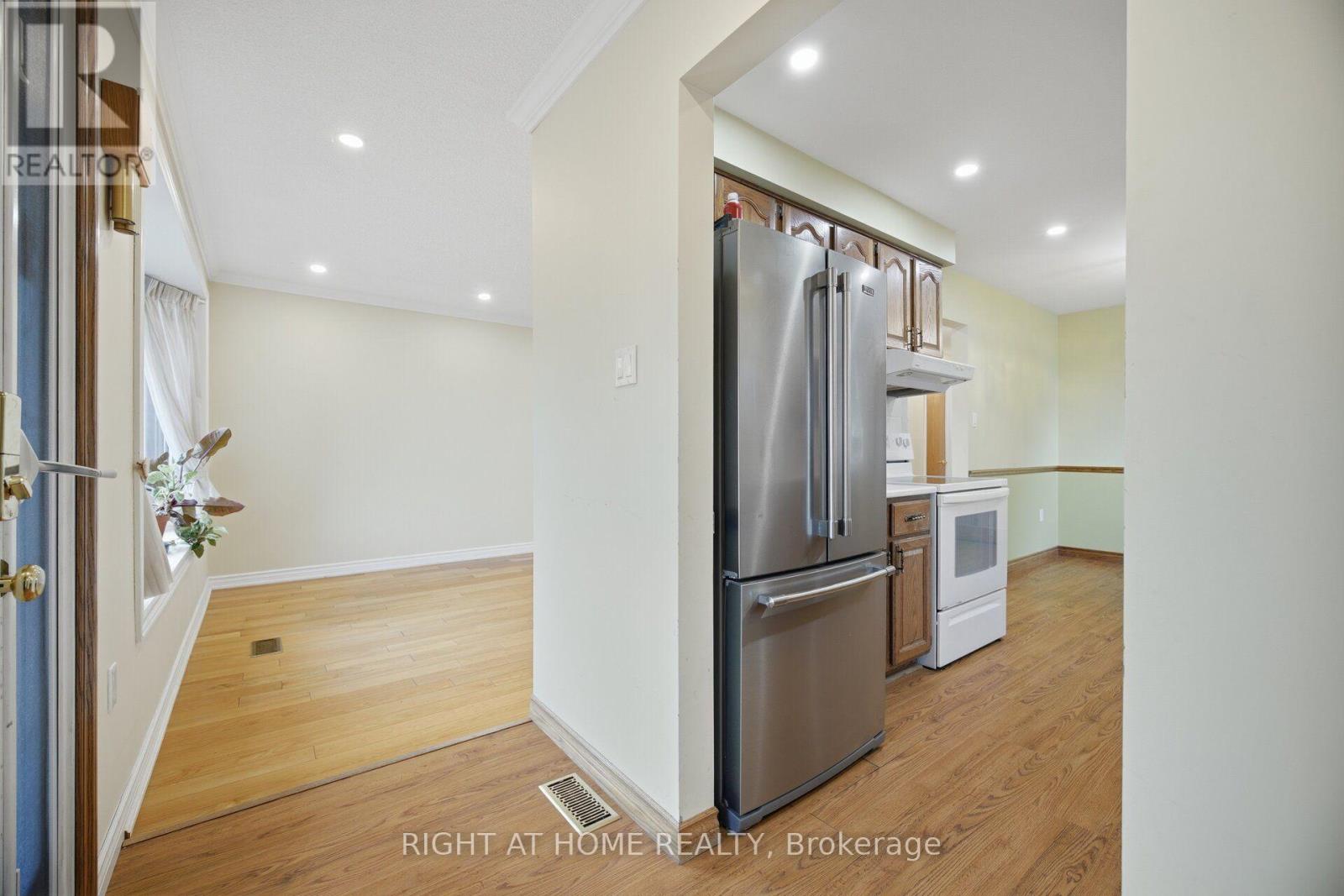 2035 Carleton Court, Burlington, Ontario  L7P 3S6 - Photo 9 - W13721966