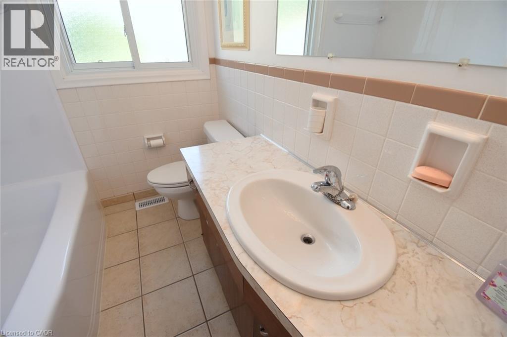98 Kennedy Avenue, Hamilton, Ontario  L9B 1C7 - Photo 19 - 40858476