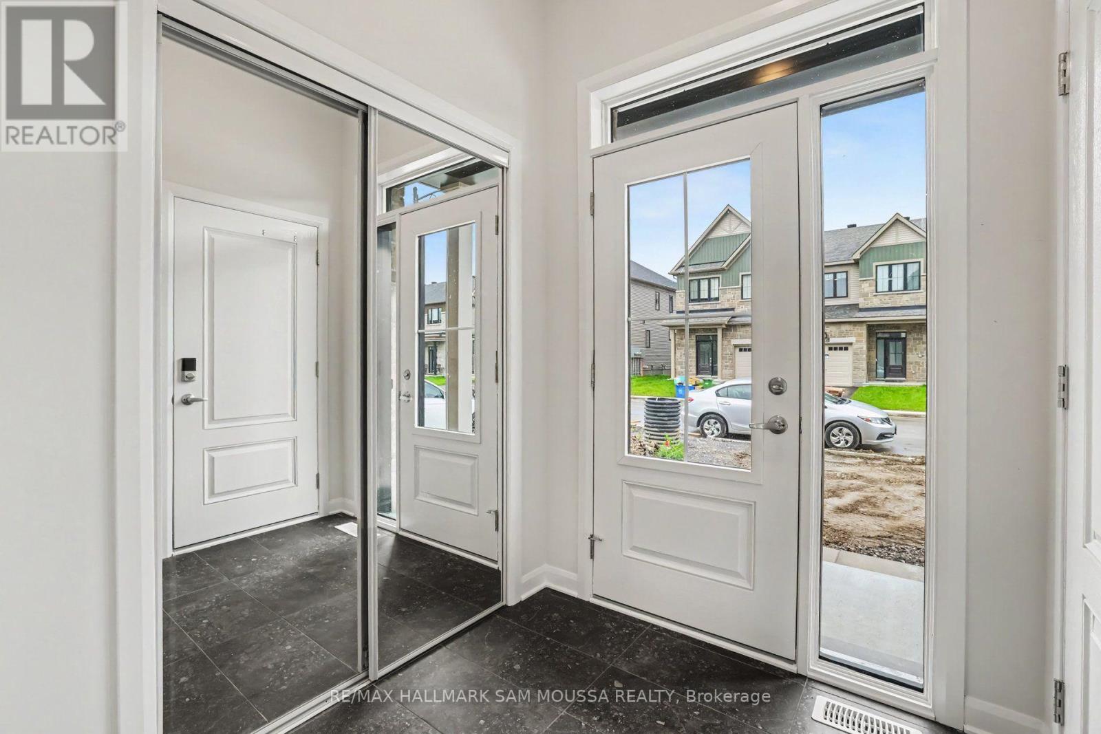 886 Eileen Vollick Crescent, Ottawa, Ontario K2W 0M8 - Photo 4 - X13722230
