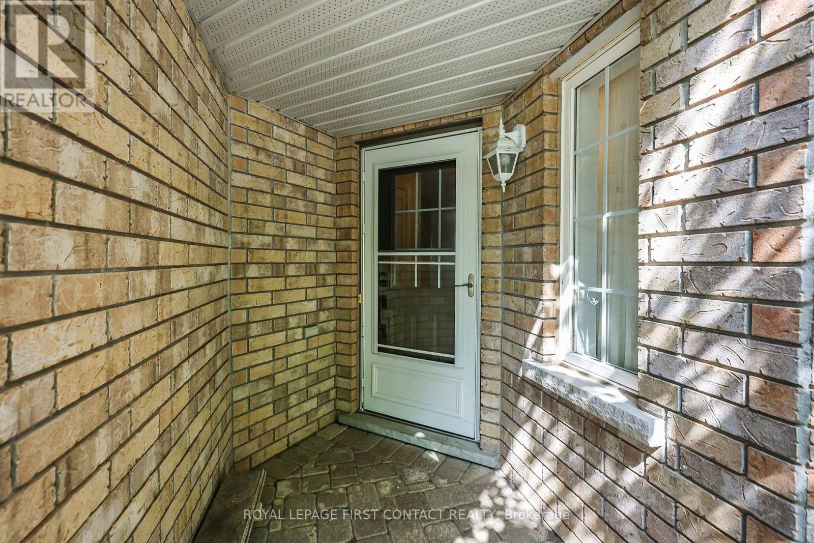 1 Brown Wood Drive, Barrie (Little Lake), Ontario  L4M 6N4 - Photo 5 - S13722228