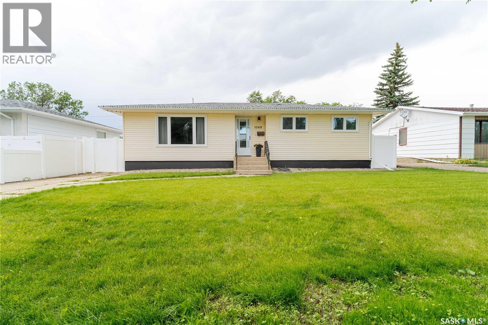 1048 11th Avenue Nw, Moose Jaw, Saskatchewan  S6H 4L5 - Photo 1 - SK046912