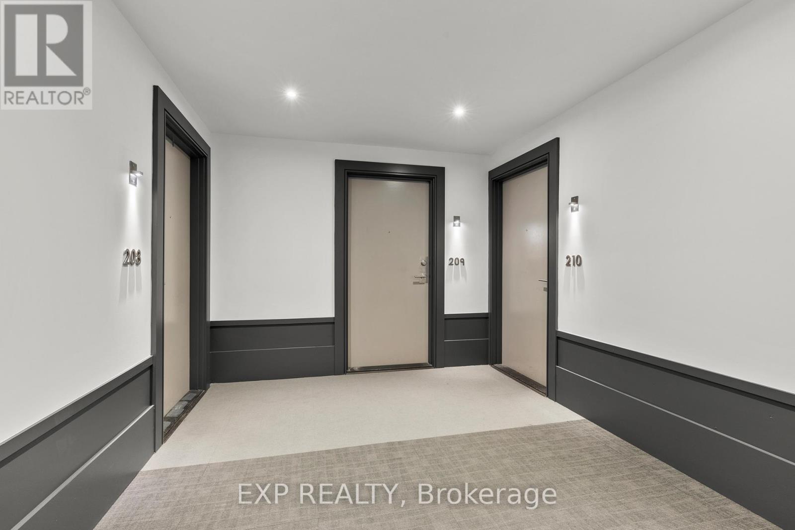 209 - 10 Concord Place, Grimsby (Grimsby Beach), Ontario  L3M 0G6 - Photo 3 - X13722398