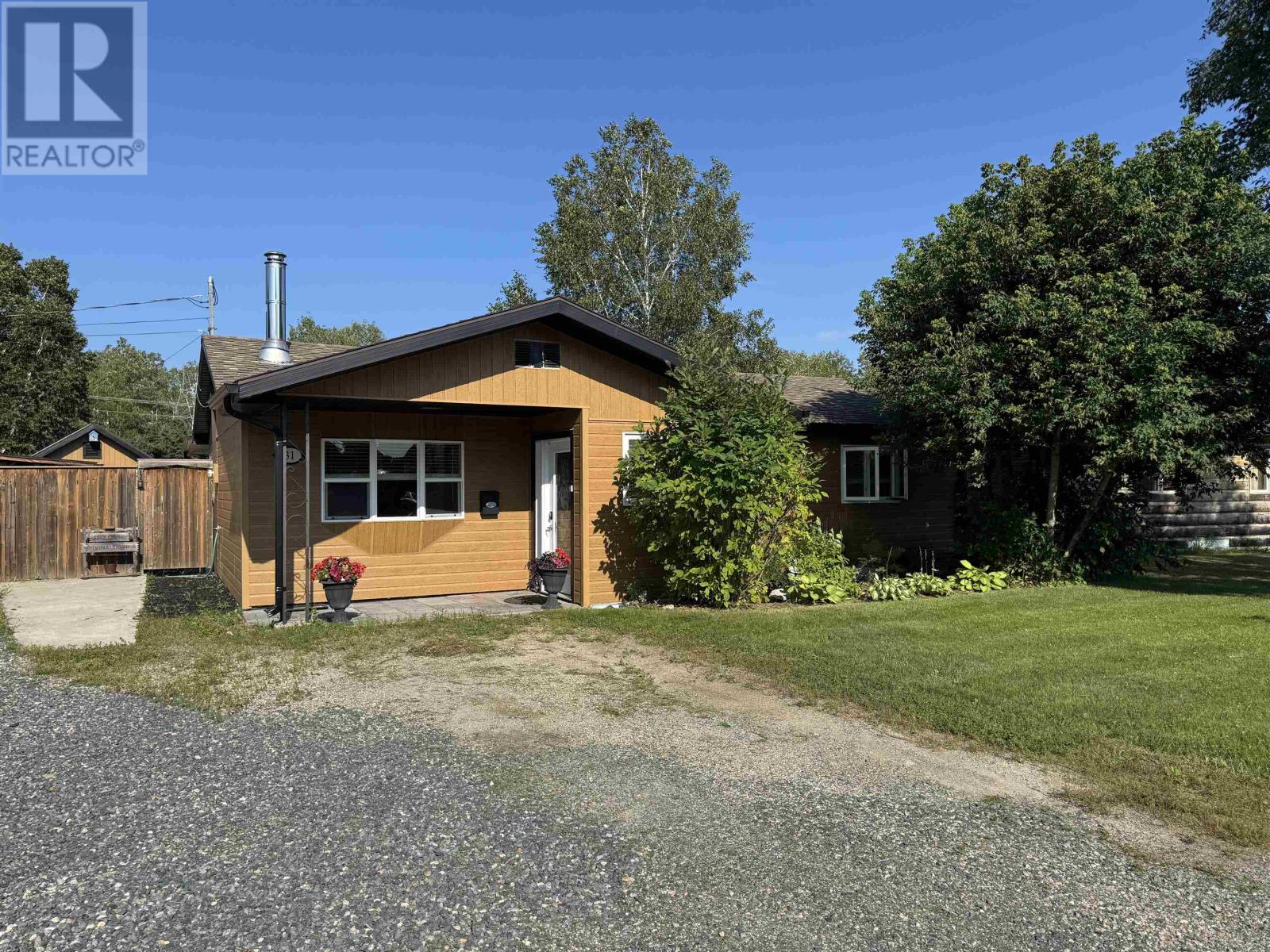 31 Heron Dr, Manitouwadge, Ontario  P0T 2C0 - Photo 2 - TB2602573