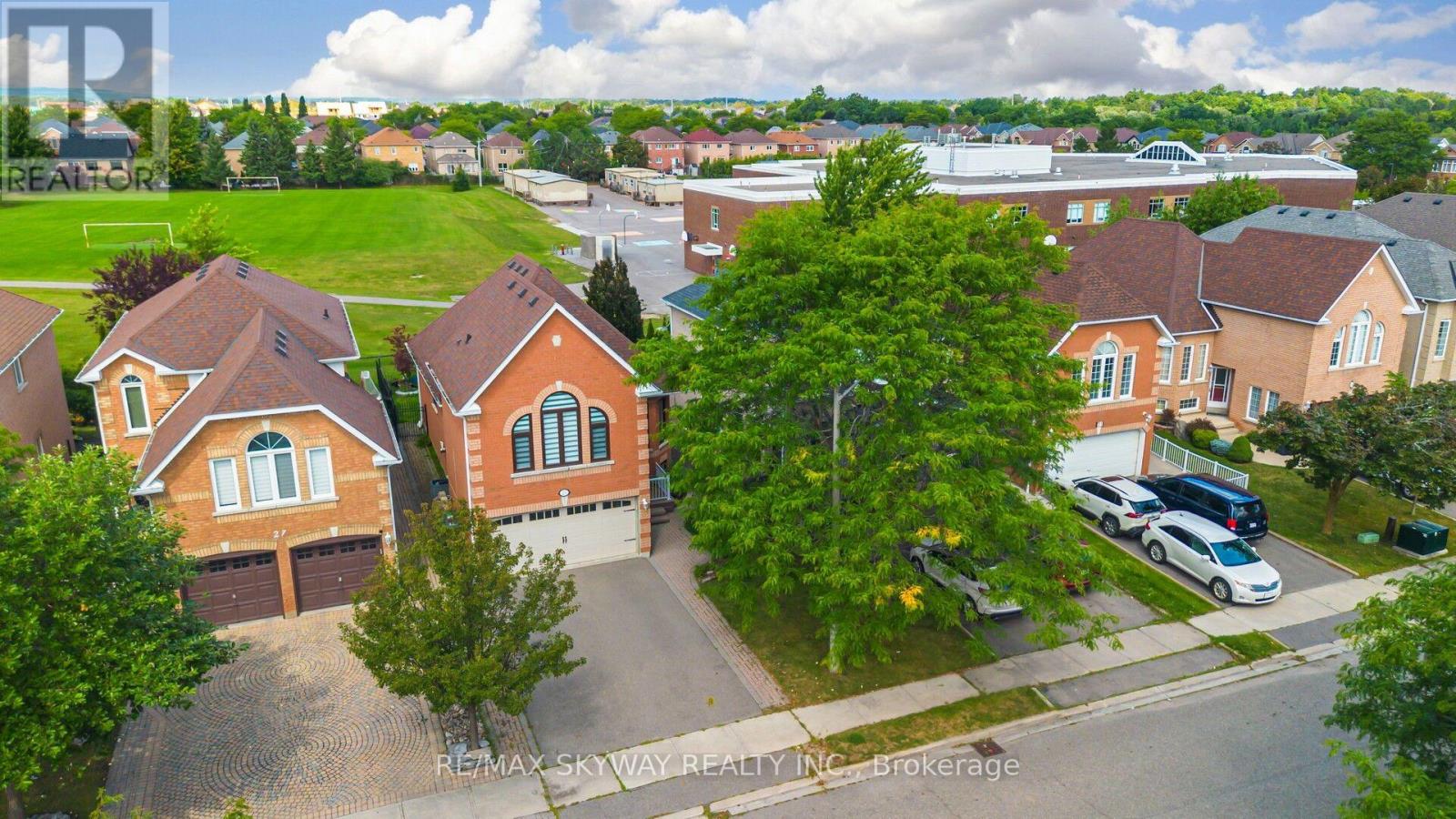 25 Woodcreek Drive, Brampton, Ontario  L6Z 4V5 - Photo 1 - W13722506