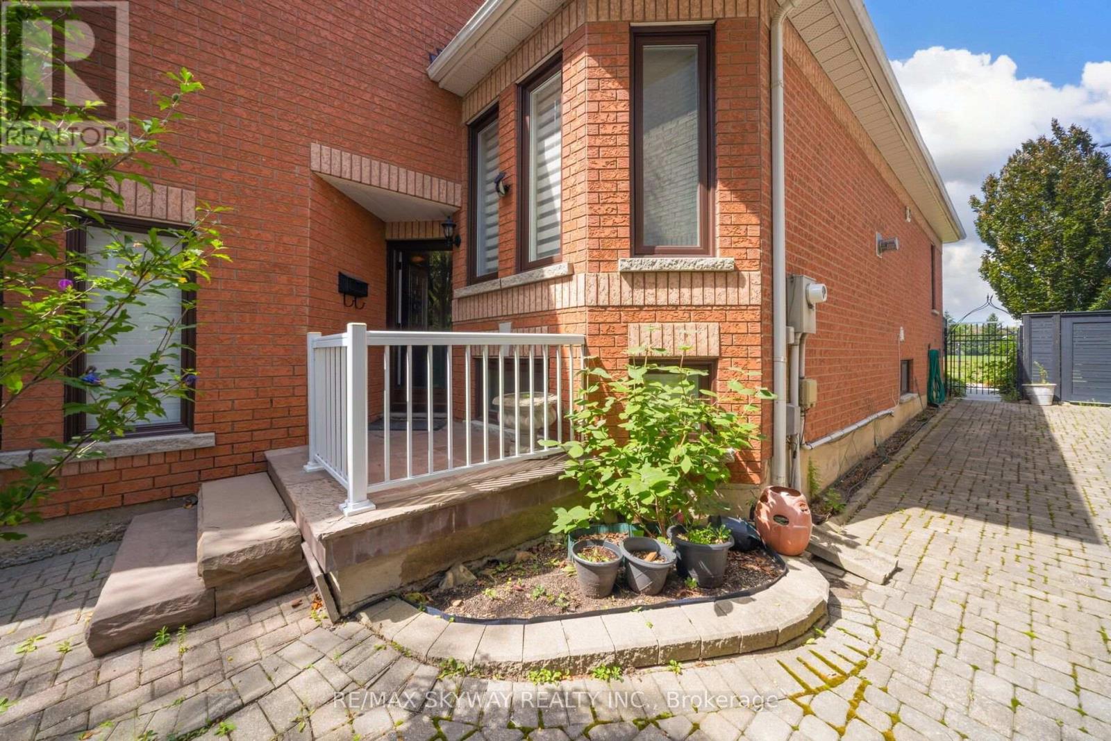 25 Woodcreek Drive, Brampton, Ontario  L6Z 4V5 - Photo 8 - W13722506
