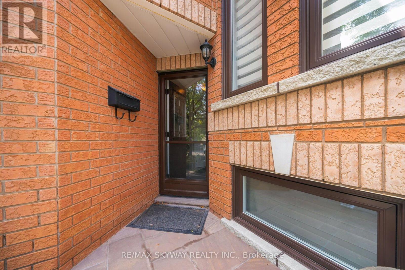 25 Woodcreek Drive, Brampton, Ontario  L6Z 4V5 - Photo 9 - W13722506