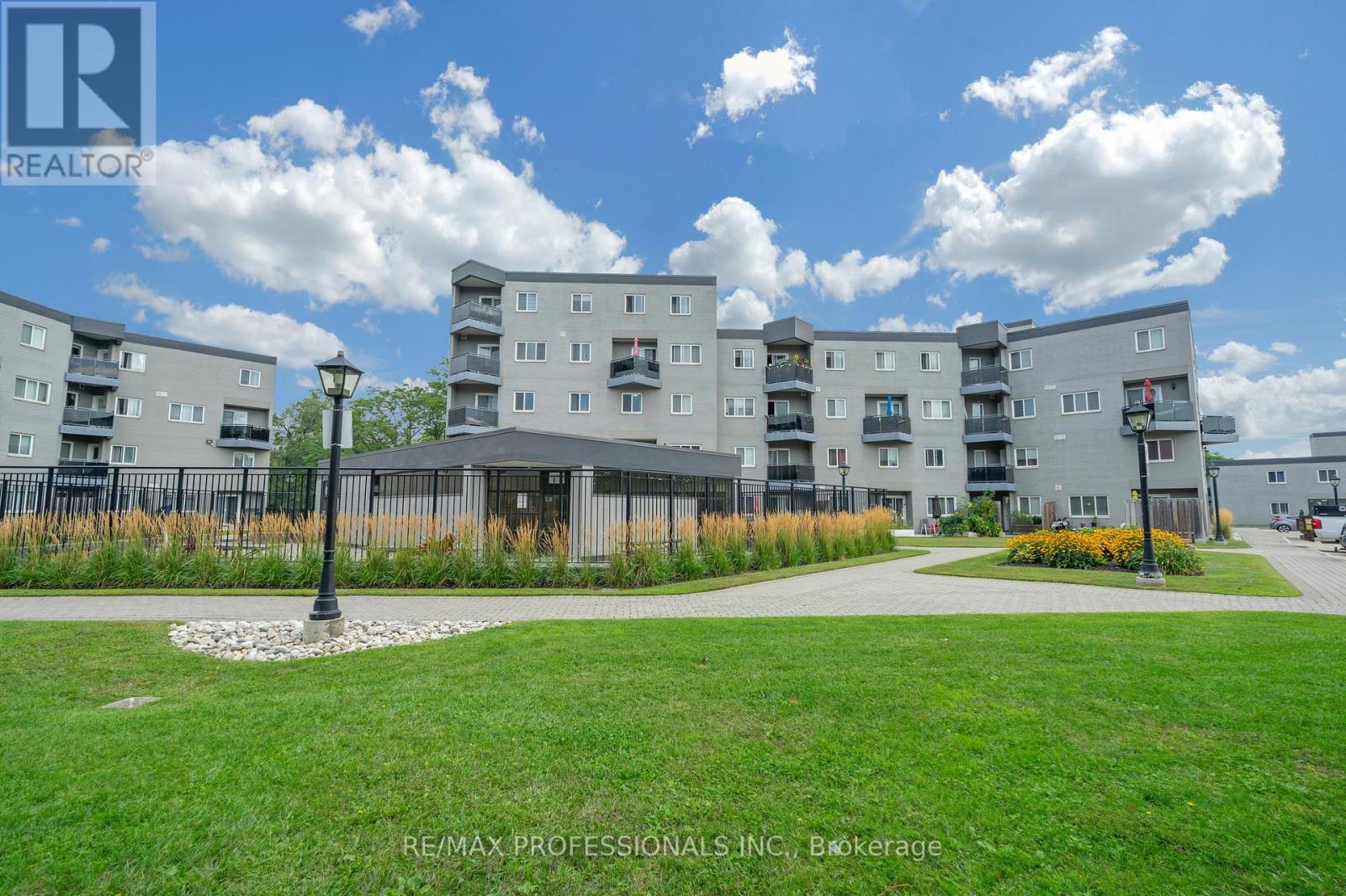 116 - 2001 Bonnymede Drive, Mississauga, Ontario  L5J 4H8 - Photo 1 - W13722708