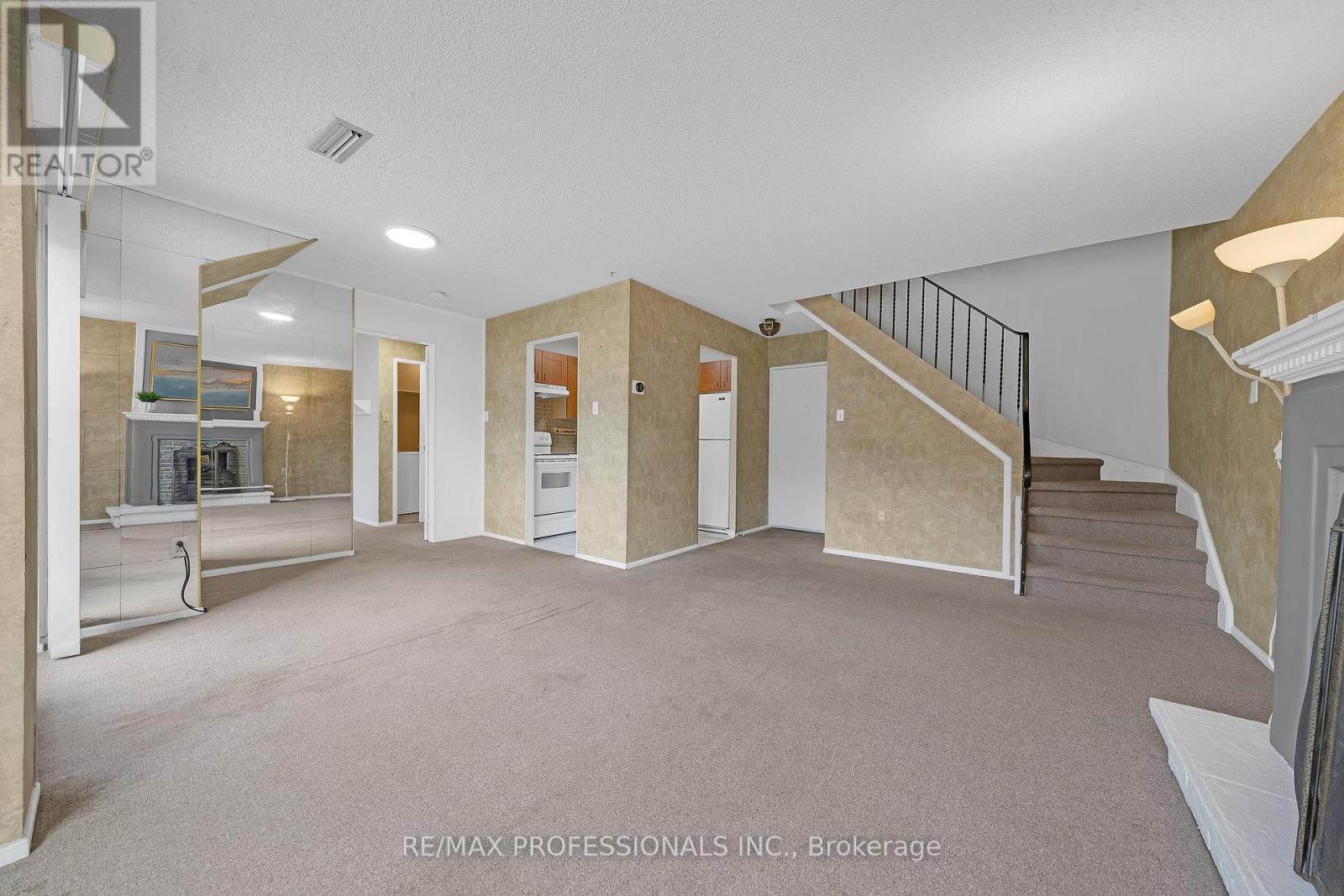116 - 2001 Bonnymede Drive, Mississauga, Ontario  L5J 4H8 - Photo 2 - W13722708