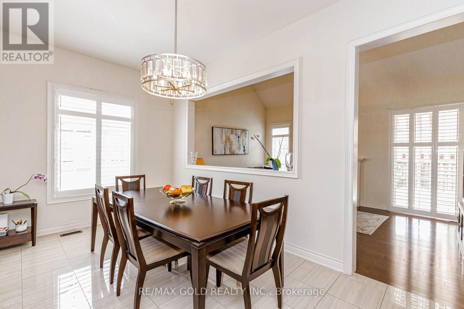 10 Falkland Road, Brampton, Ontario  L6P 4C3 - Photo 5 - W13722726