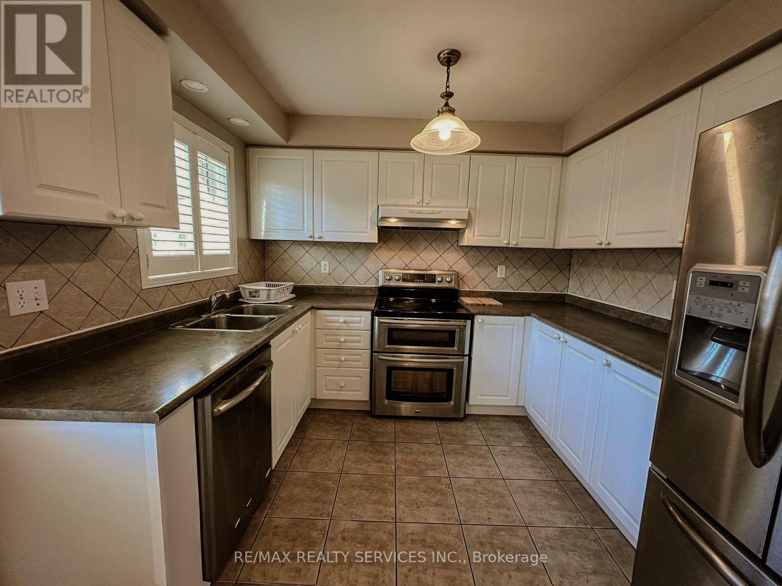 41 Sandyshores Drive, Brampton, Ontario  L6R 2H2 - Photo 2 - W13722738
